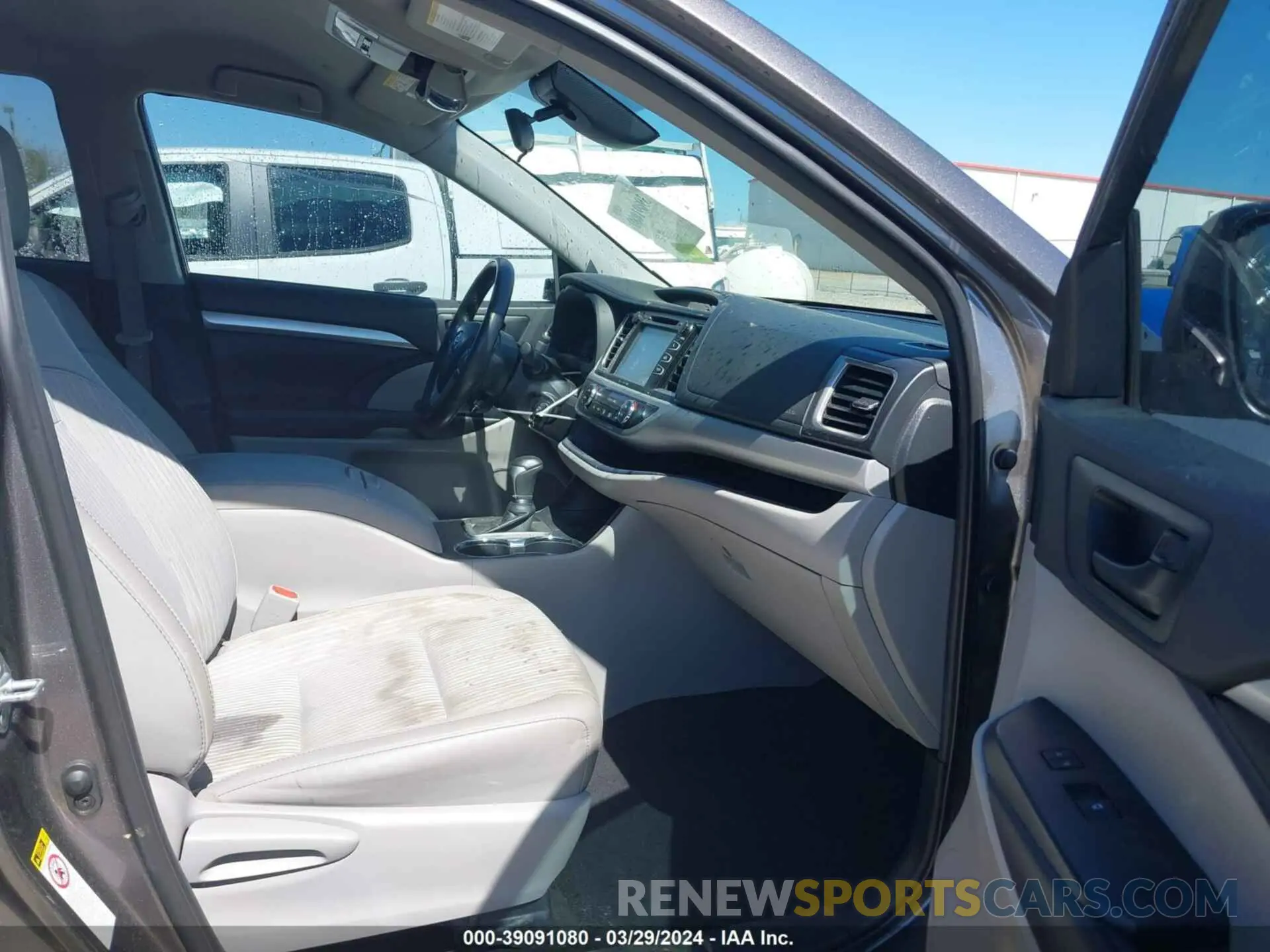 5 fotografías del automóvil dañado 5TDZZRFH4KS336359 TOYOTA HIGHLANDER 2019