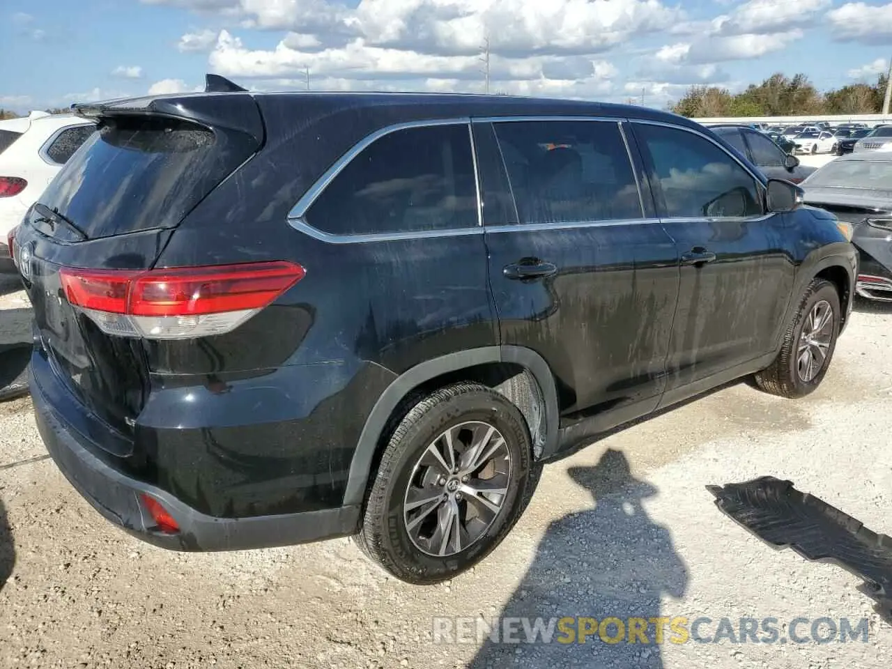 3 fotografías del automóvil dañado 5TDZZRFH5KS351162 TOYOTA HIGHLANDER 2019