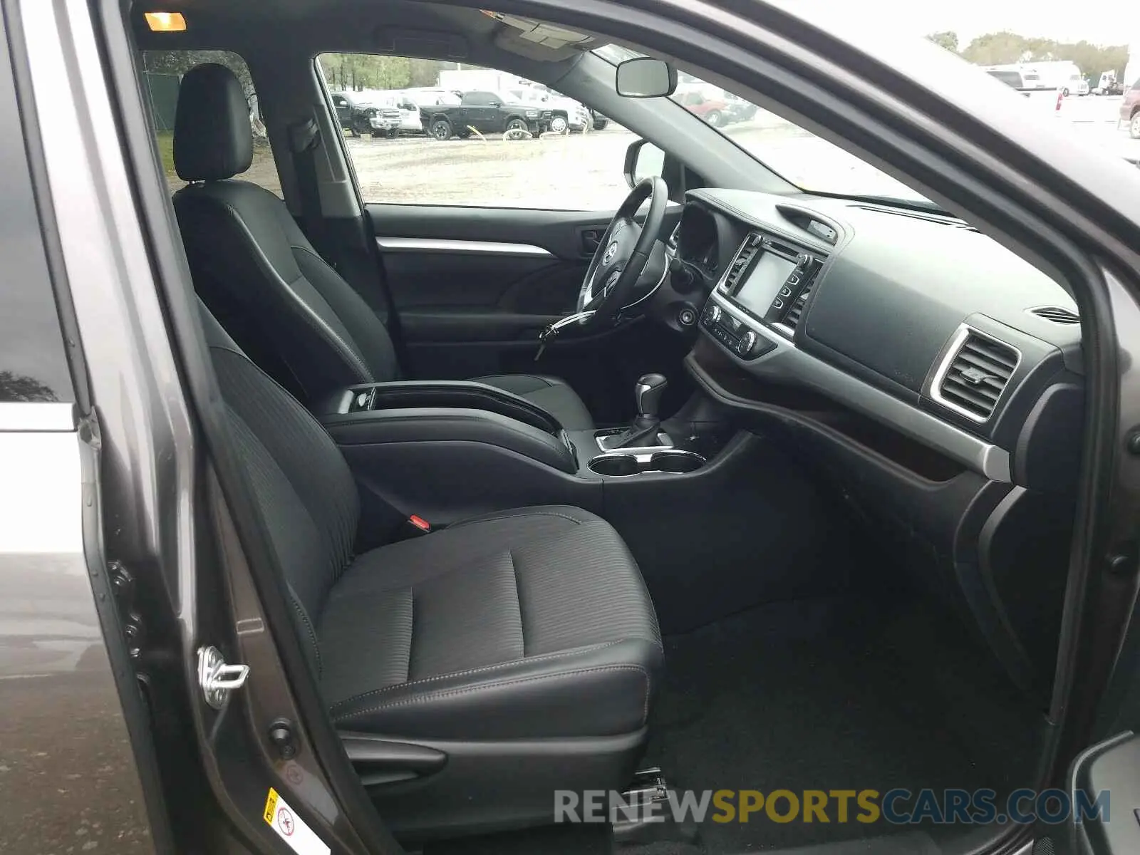 5 fotografías del automóvil dañado 5TDZZRFH5KS360802 TOYOTA HIGHLANDER 2019