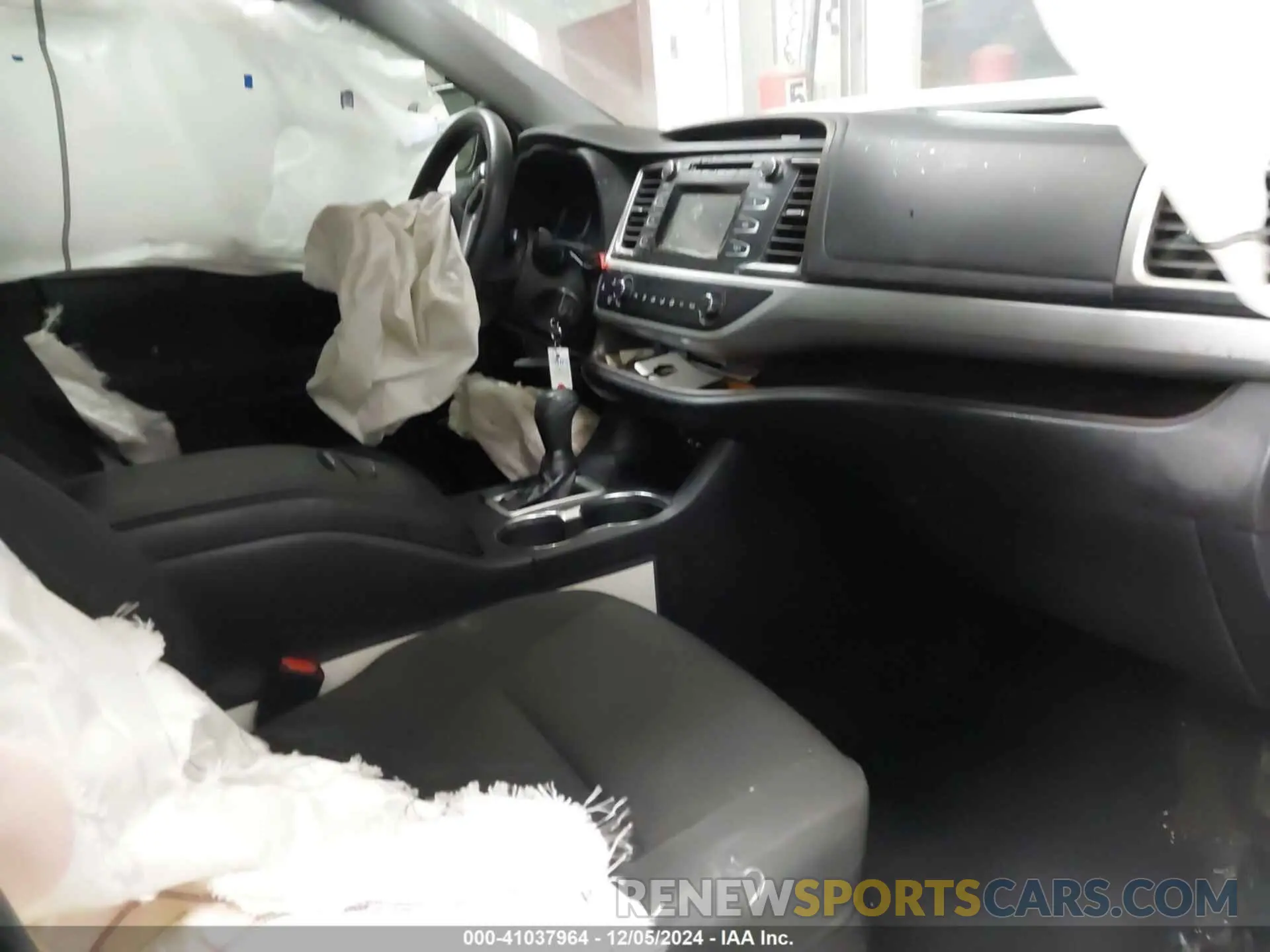 5 fotografías del automóvil dañado 5TDZZRFH5KS362629 TOYOTA HIGHLANDER 2019