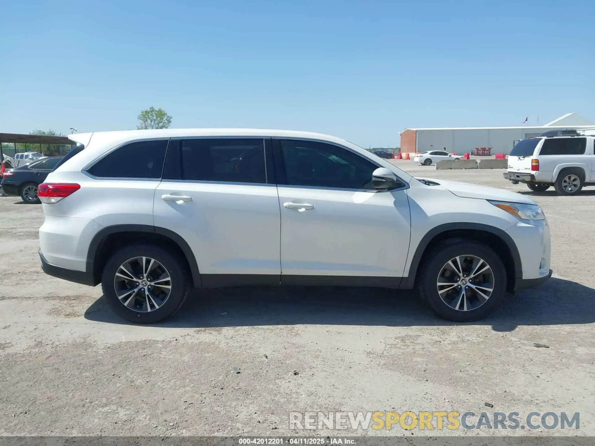 13 fotografías del automóvil dañado 5TDZZRFH5KS367653 TOYOTA HIGHLANDER 2019
