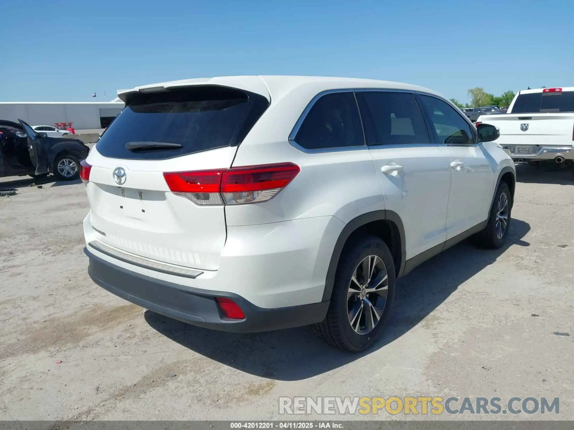 4 fotografías del automóvil dañado 5TDZZRFH5KS367653 TOYOTA HIGHLANDER 2019