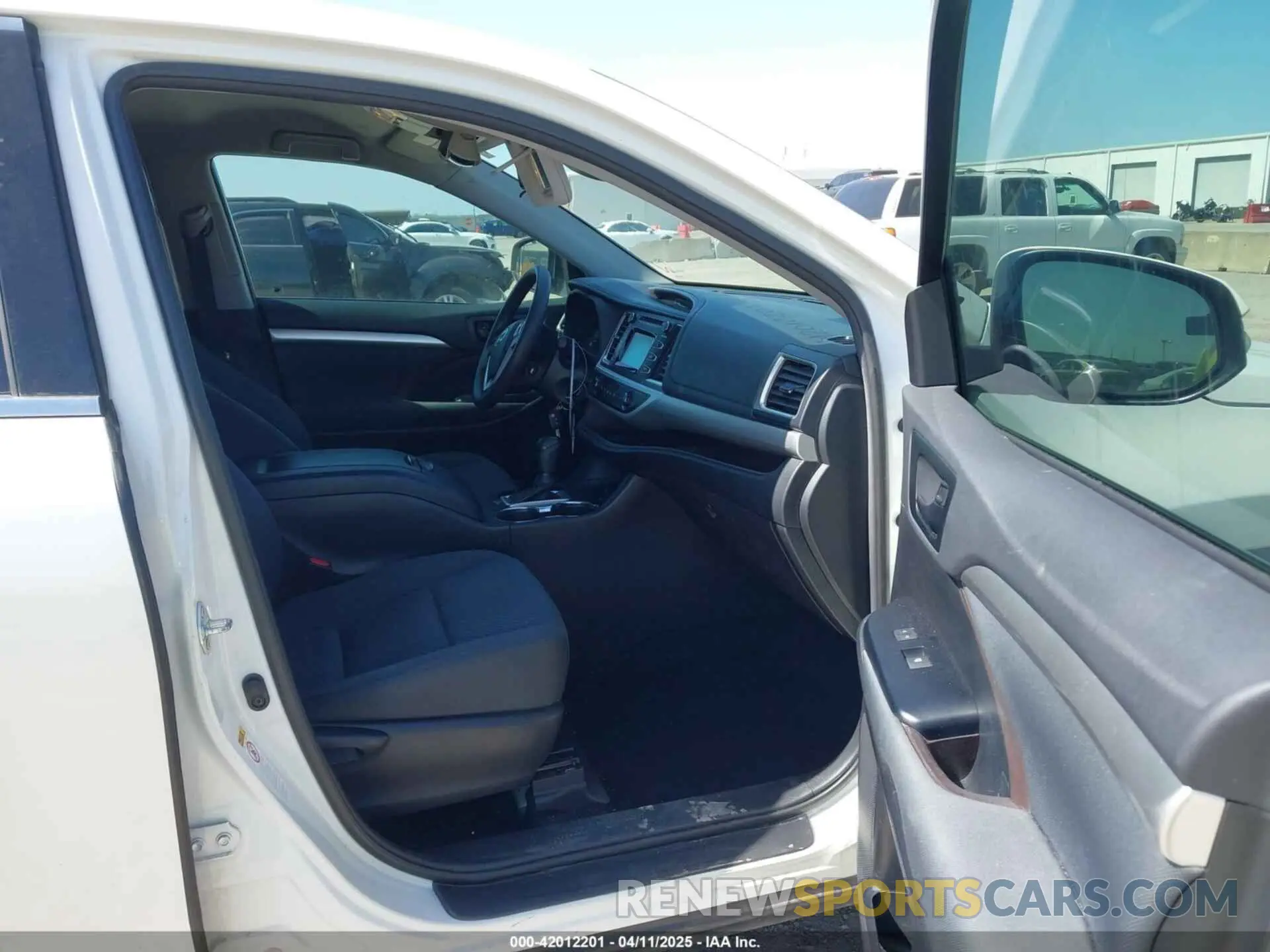 5 fotografías del automóvil dañado 5TDZZRFH5KS367653 TOYOTA HIGHLANDER 2019