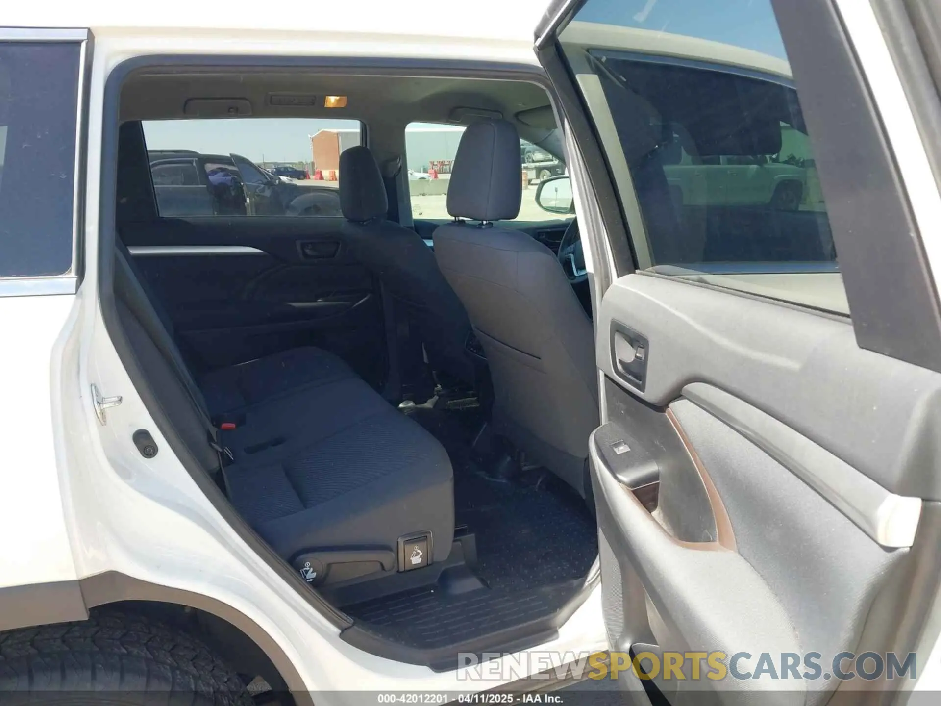 8 fotografías del automóvil dañado 5TDZZRFH5KS367653 TOYOTA HIGHLANDER 2019