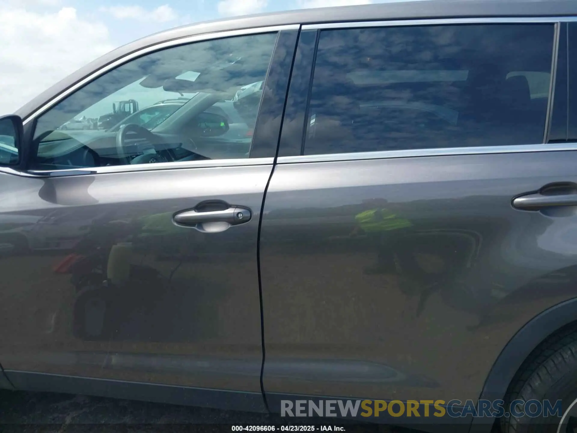 14 fotografías del automóvil dañado 5TDZZRFH6KS319028 TOYOTA HIGHLANDER 2019