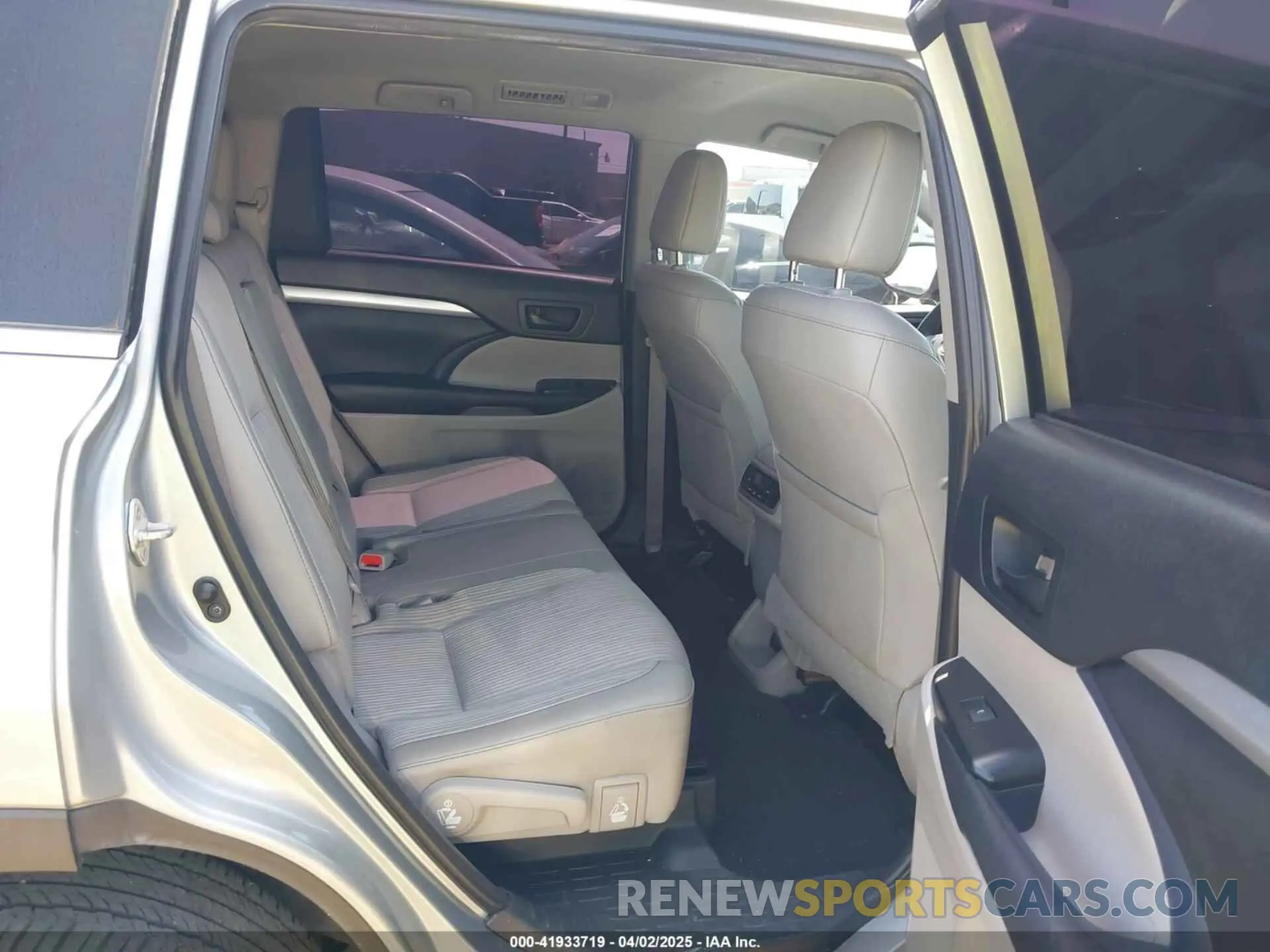8 fotografías del automóvil dañado 5TDZZRFH7KS311410 TOYOTA HIGHLANDER 2019
