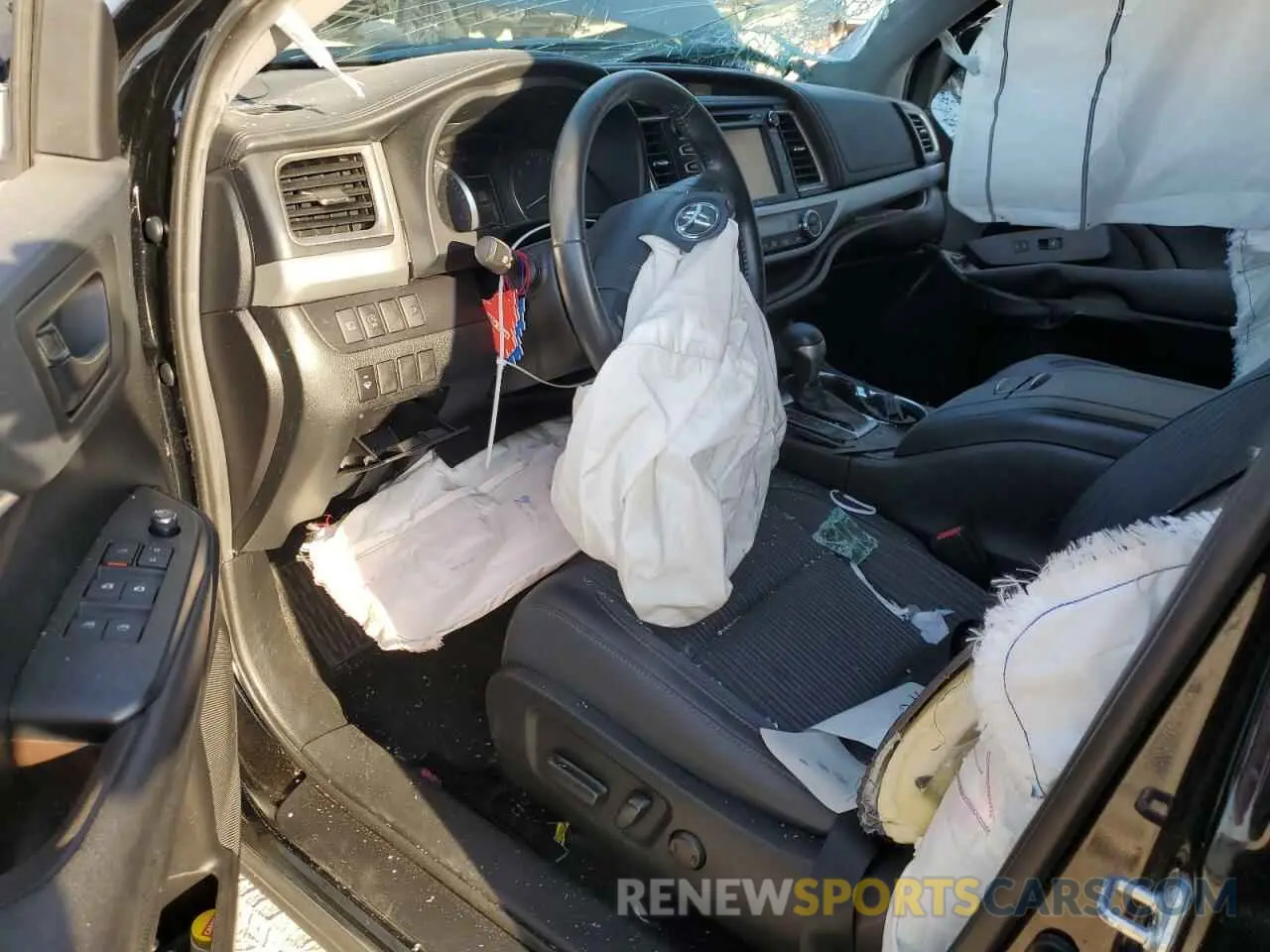 8 fotografías del automóvil dañado 5TDZZRFH8KS361653 TOYOTA HIGHLANDER 2019