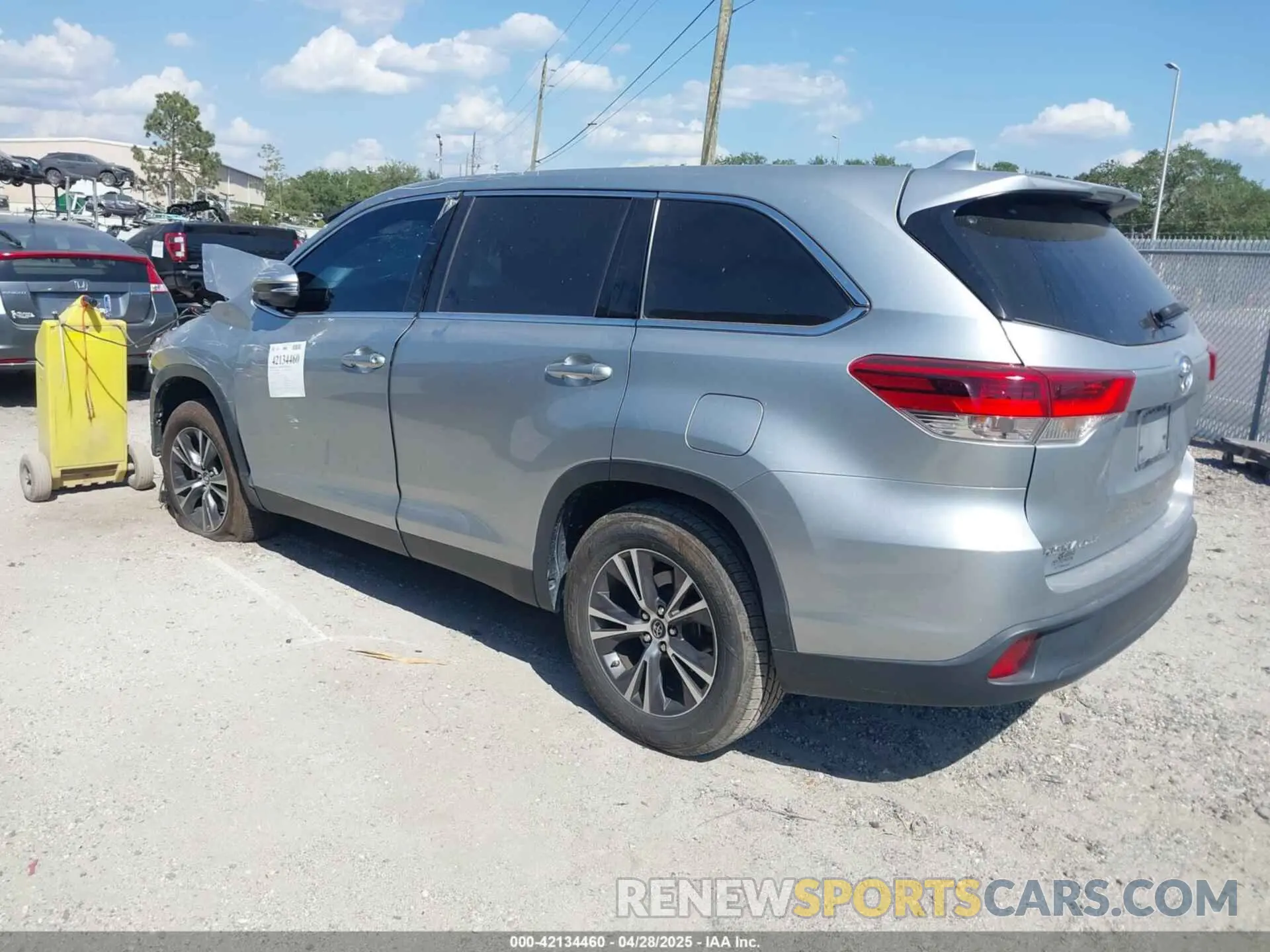 3 fotografías del automóvil dañado 5TDZZRFH8KS362902 TOYOTA HIGHLANDER 2019