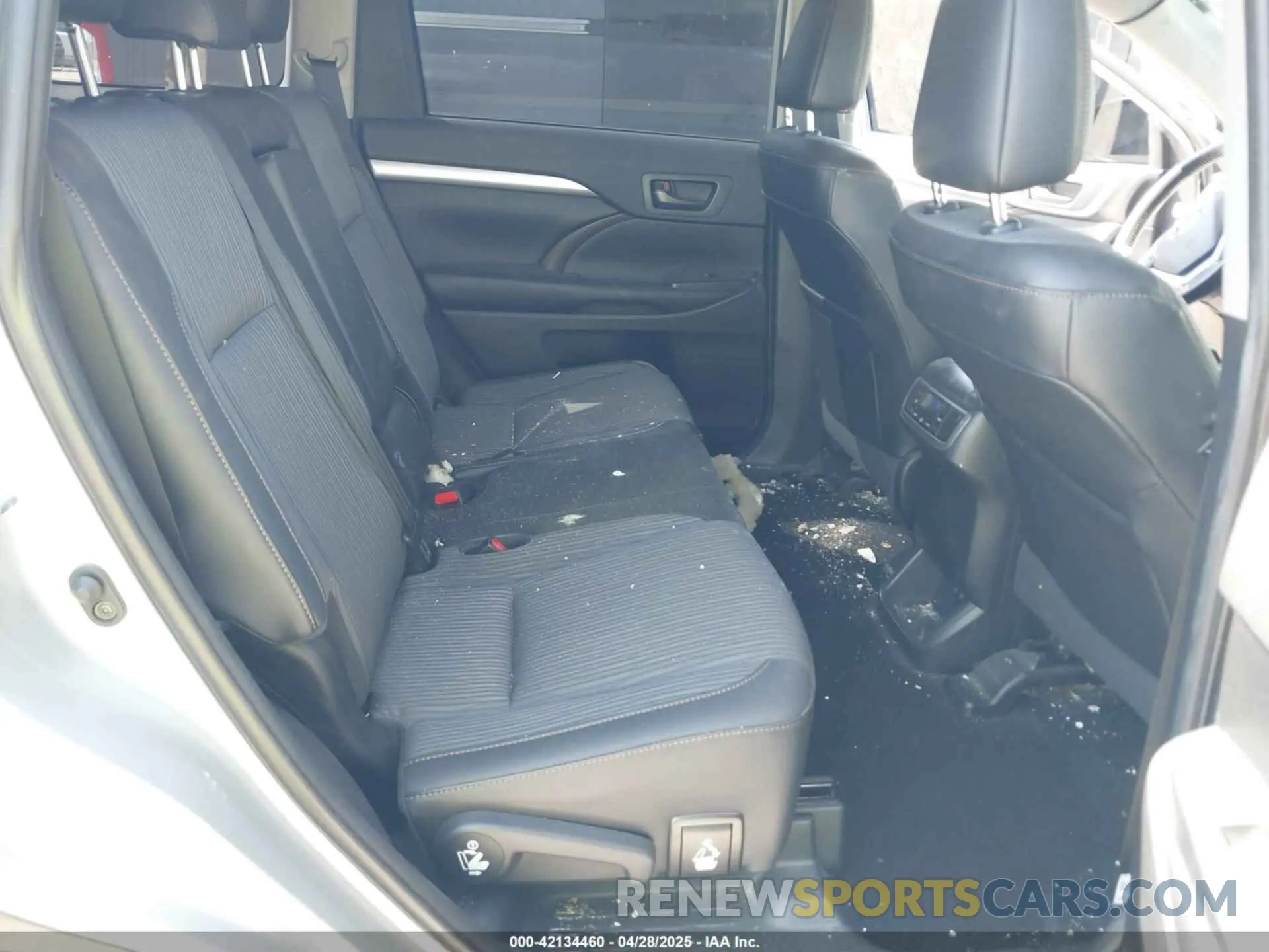 8 fotografías del automóvil dañado 5TDZZRFH8KS362902 TOYOTA HIGHLANDER 2019