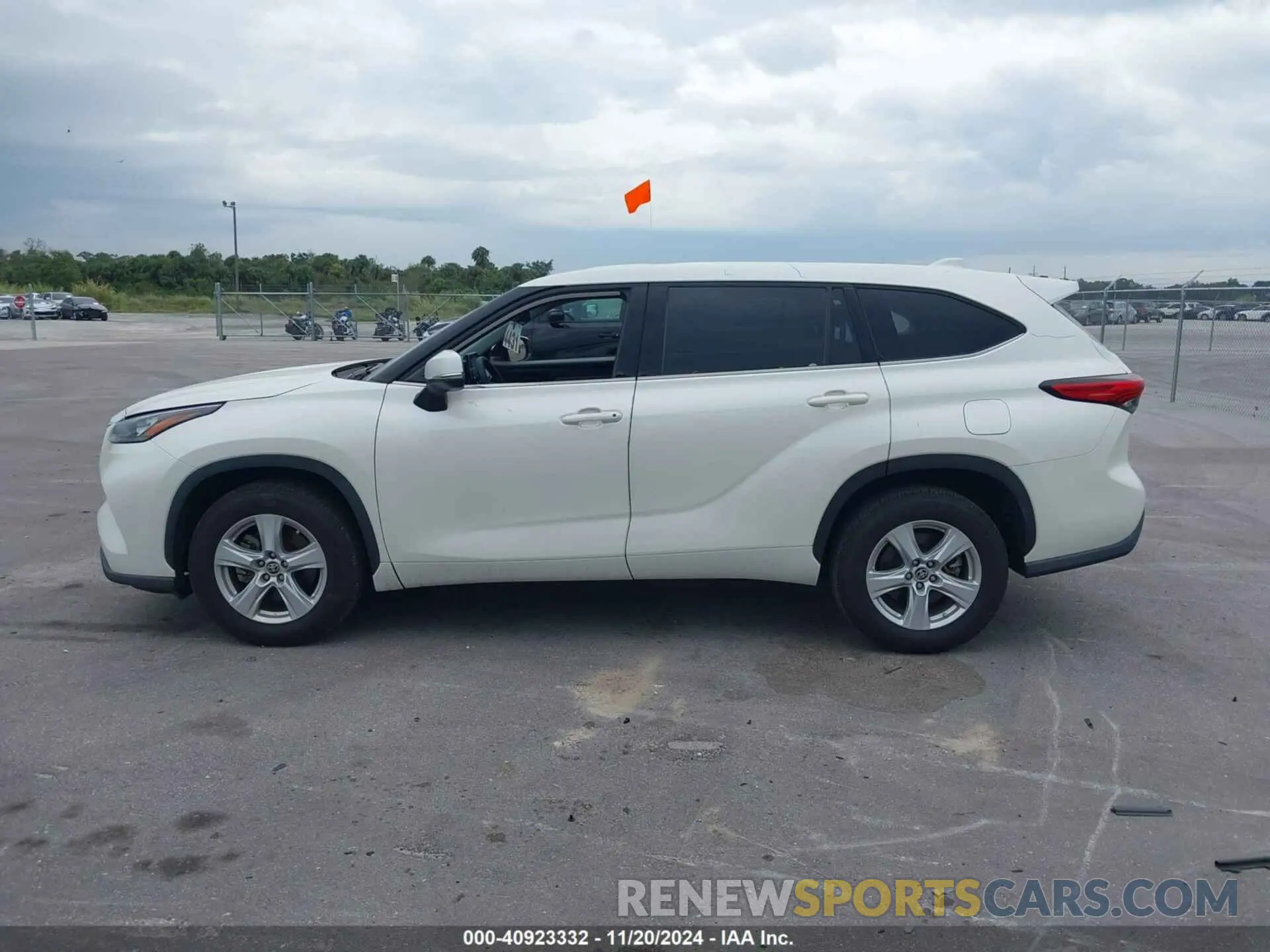 14 fotografías del automóvil dañado 5TDCZRAH2LS502604 TOYOTA HIGHLANDER 2020