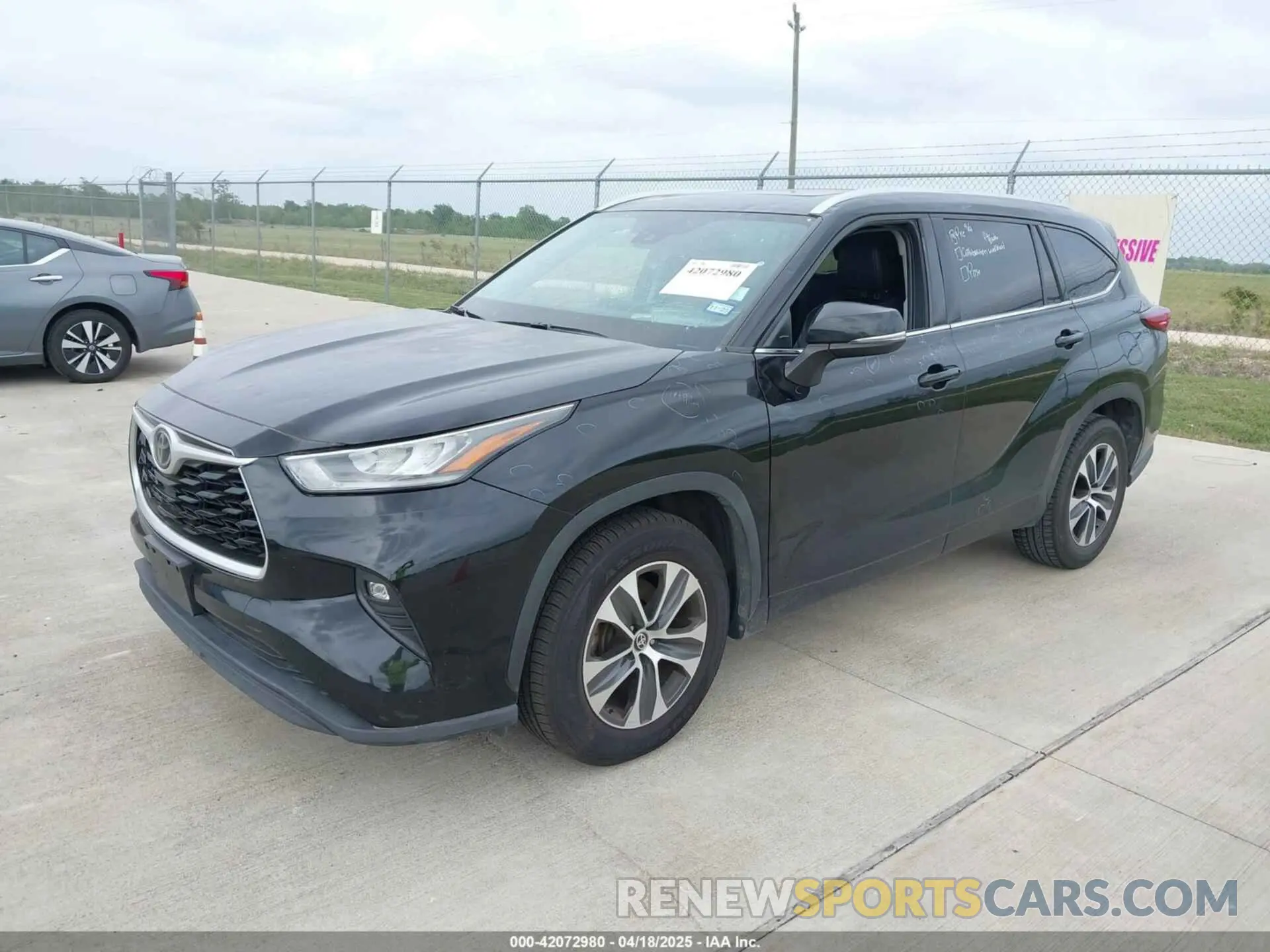 2 fotografías del automóvil dañado 5TDGZRAH3LS504430 TOYOTA HIGHLANDER 2020