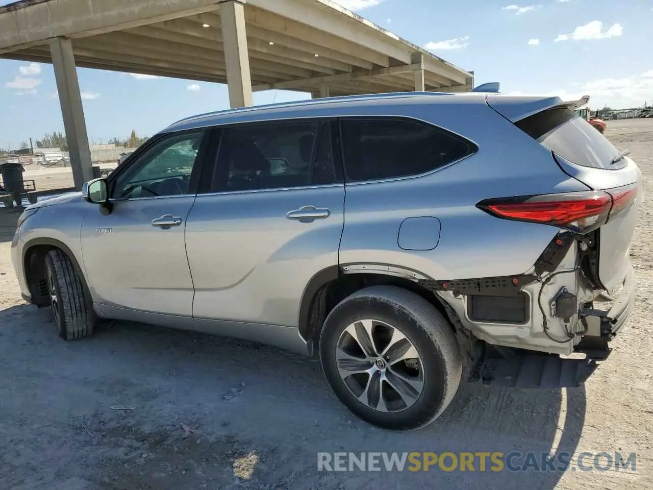 2 fotografías del automóvil dañado 5TDHBRCH0LS513253 TOYOTA HIGHLANDER 2020