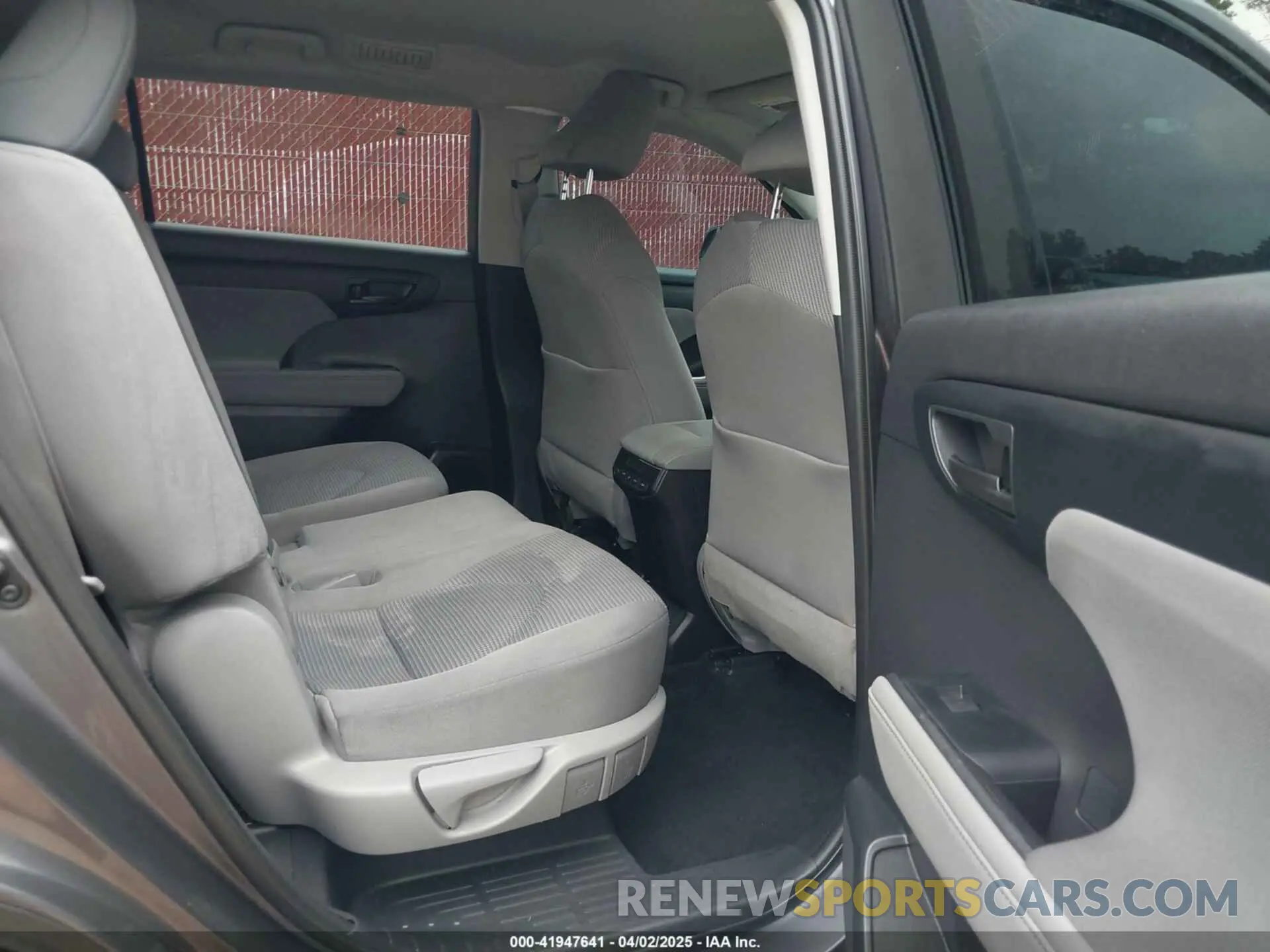 8 fotografías del automóvil dañado 5TDCZRAH2MS055113 TOYOTA HIGHLANDER 2021