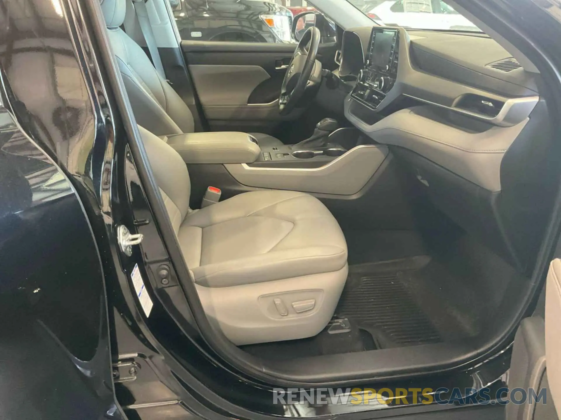8 fotografías del automóvil dañado 5TDGBRCH8MS525373 TOYOTA HIGHLANDER 2021