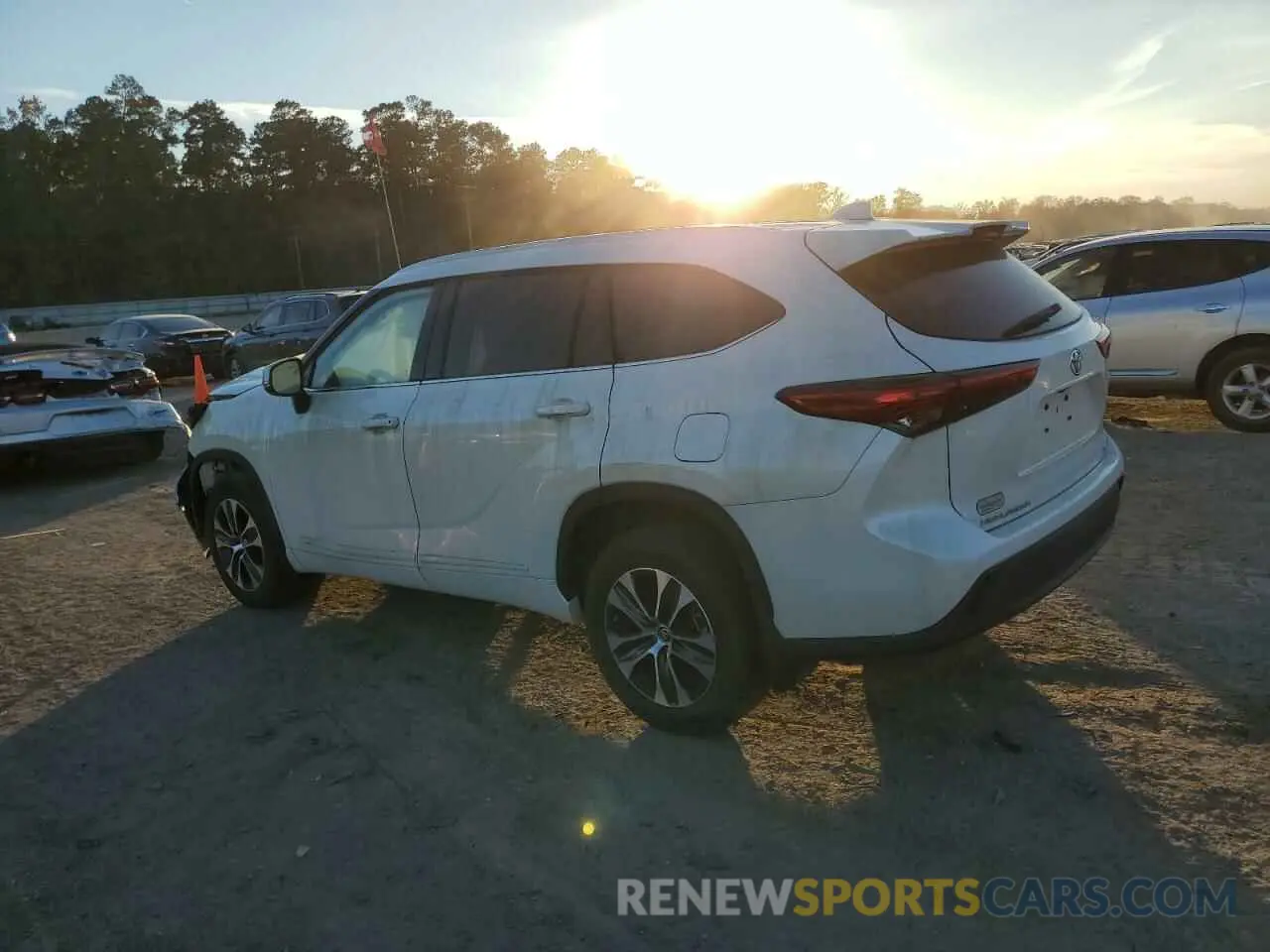 2 fotografías del automóvil dañado 5TDGZRAH6MS532367 TOYOTA HIGHLANDER 2021