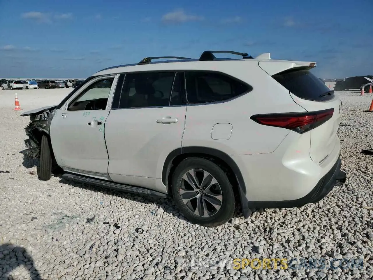 2 fotografías del automóvil dañado 5TDGZRAH7MS526870 TOYOTA HIGHLANDER 2021