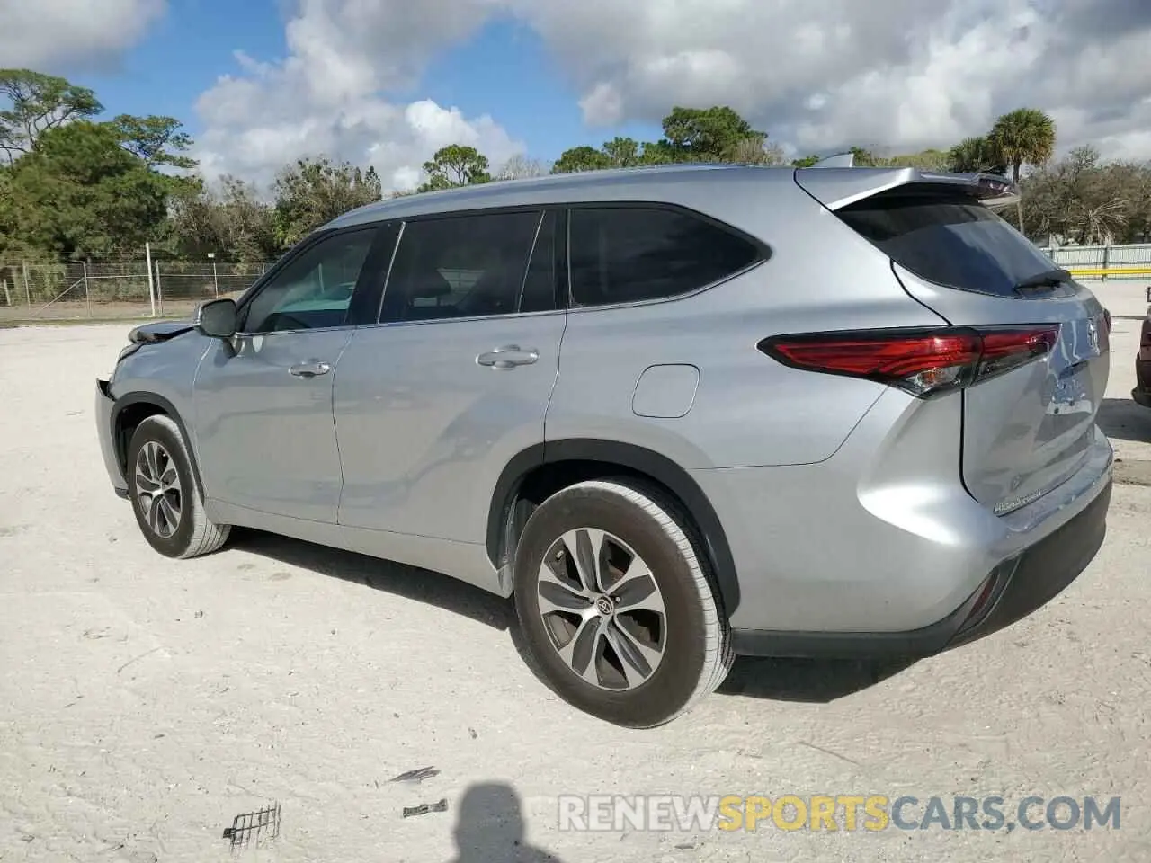 2 fotografías del automóvil dañado 5TDGZRAHXMS058228 TOYOTA HIGHLANDER 2021
