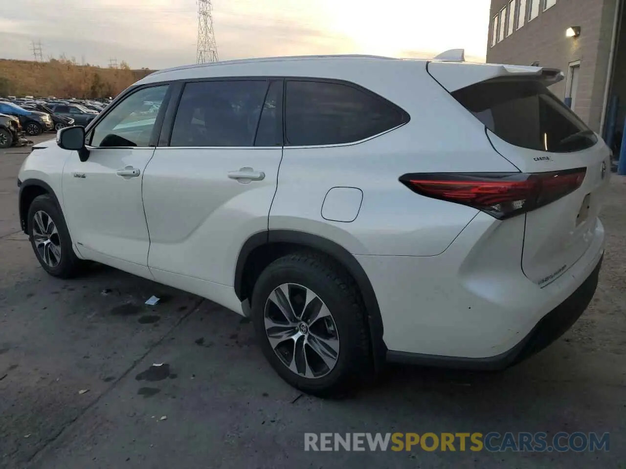 2 fotografías del automóvil dañado 5TDHBRCH1MS516244 TOYOTA HIGHLANDER 2021