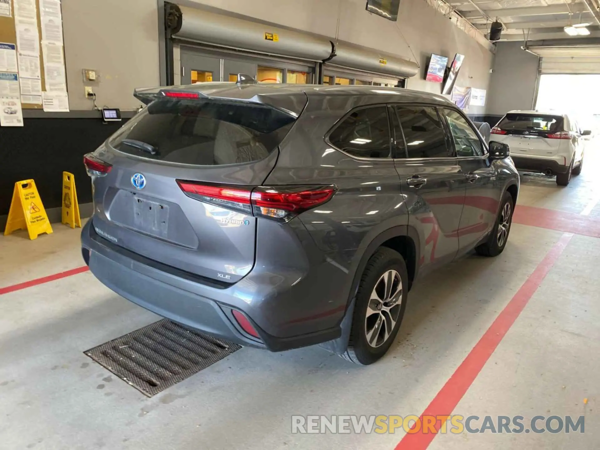8 fotografías del automóvil dañado 5TDHBRCH3MS535572 TOYOTA HIGHLANDER 2021