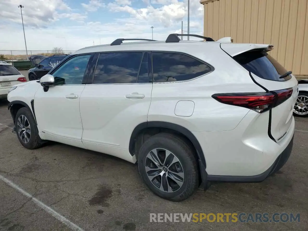 2 fotografías del automóvil dañado 5TDGBRCH2NS541277 TOYOTA HIGHLANDER 2022