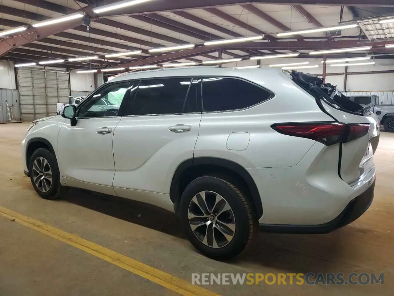 2 fotografías del automóvil dañado 5TDGZRAH9NS093618 TOYOTA HIGHLANDER 2022