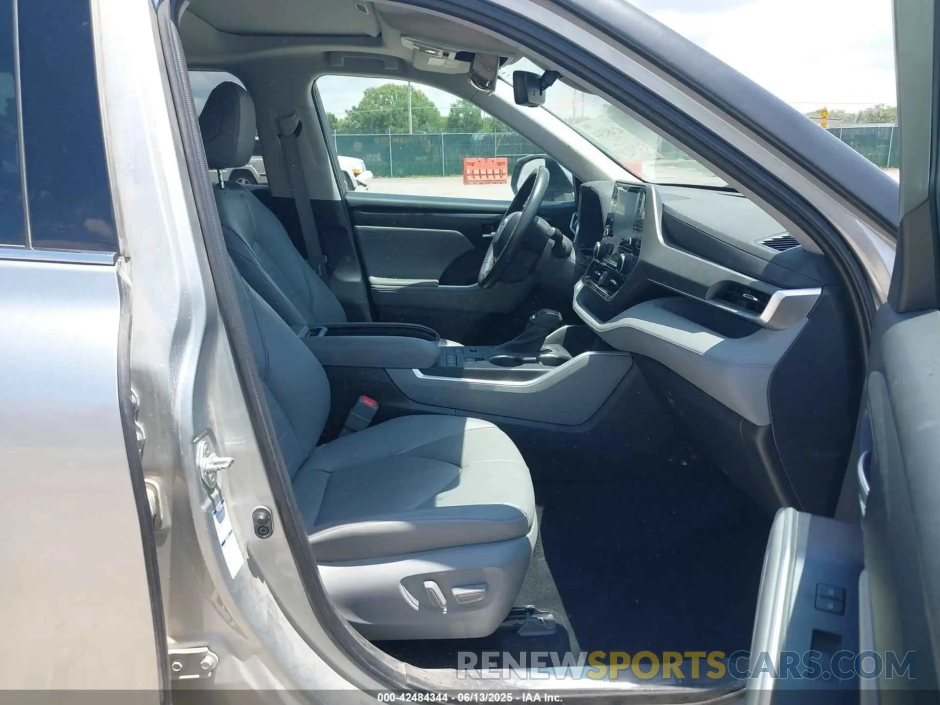 5 fotografías del automóvil dañado 5TDGZRBH0NS251567 TOYOTA HIGHLANDER 2022