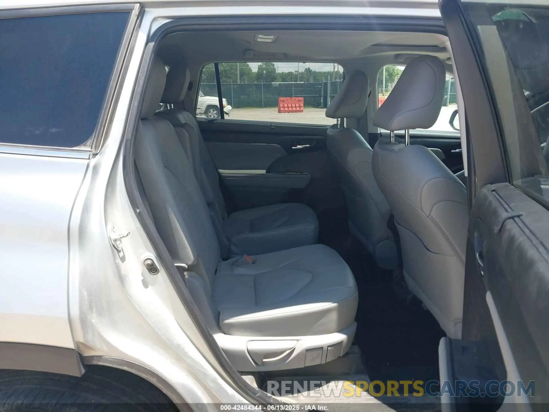 8 fotografías del automóvil dañado 5TDGZRBH0NS251567 TOYOTA HIGHLANDER 2022