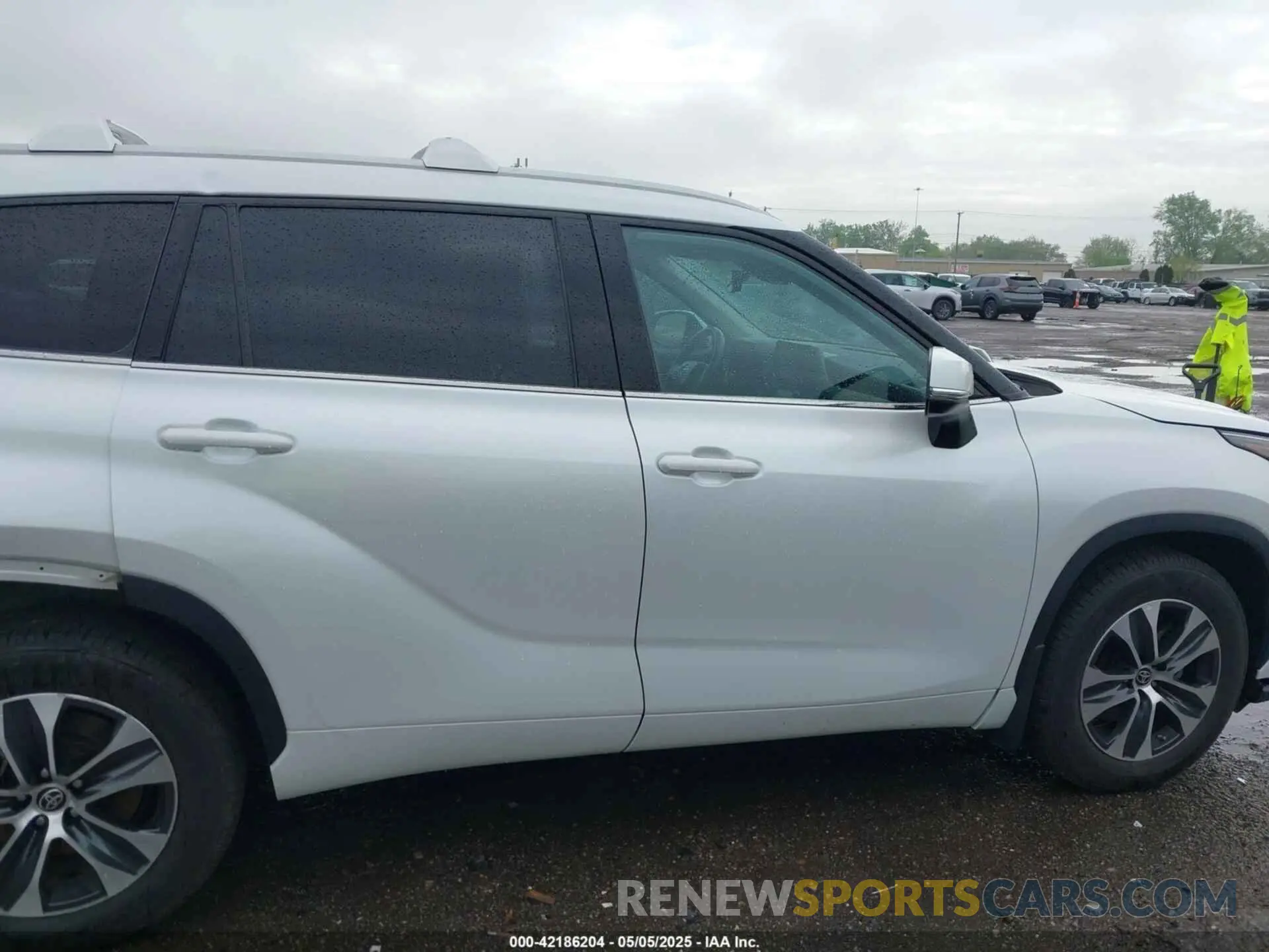 13 fotografías del automóvil dañado 5TDGZRBH3NS571871 TOYOTA HIGHLANDER 2022