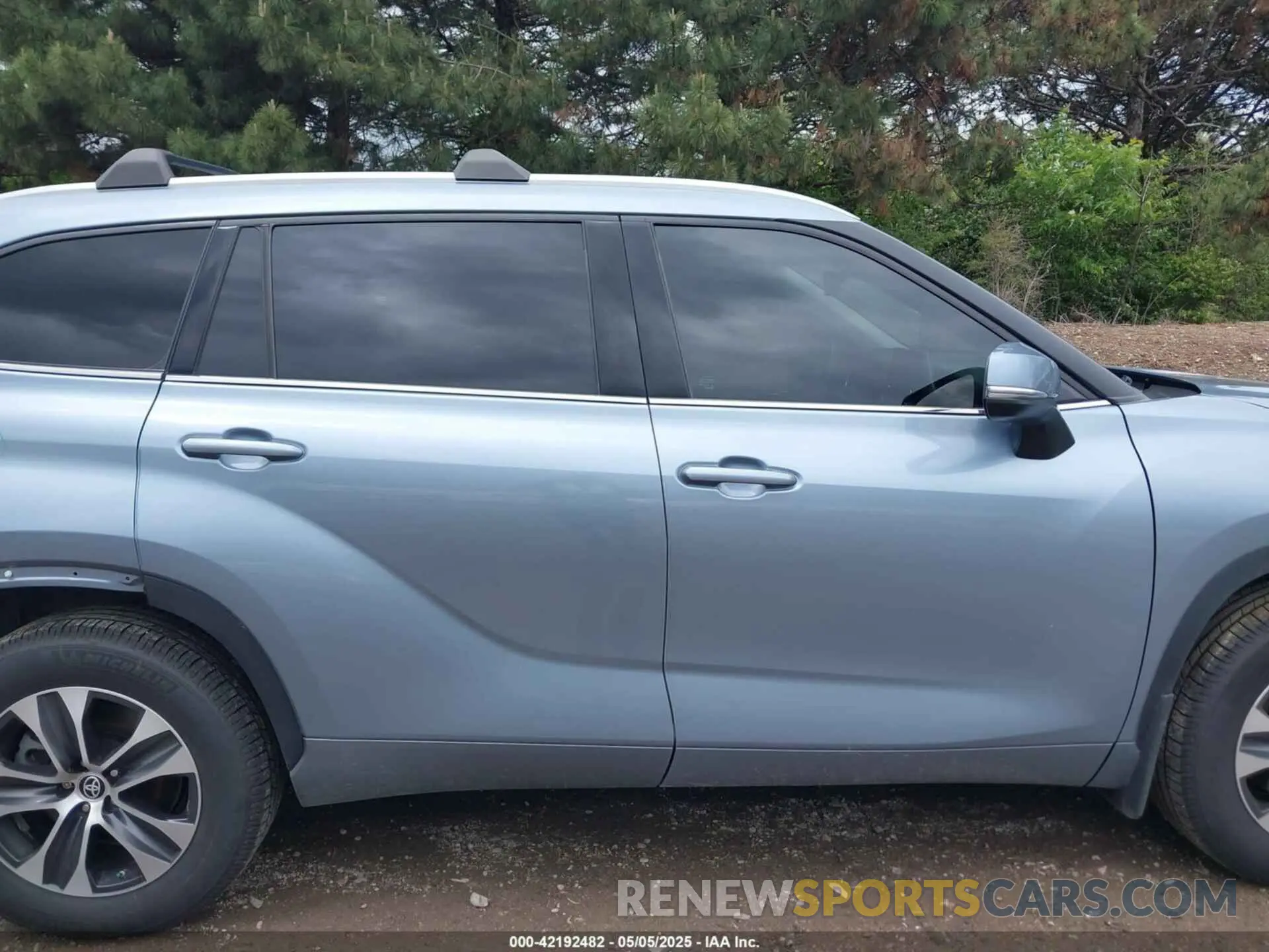 14 fotografías del automóvil dañado 5TDGZRBH5NS235297 TOYOTA HIGHLANDER 2022