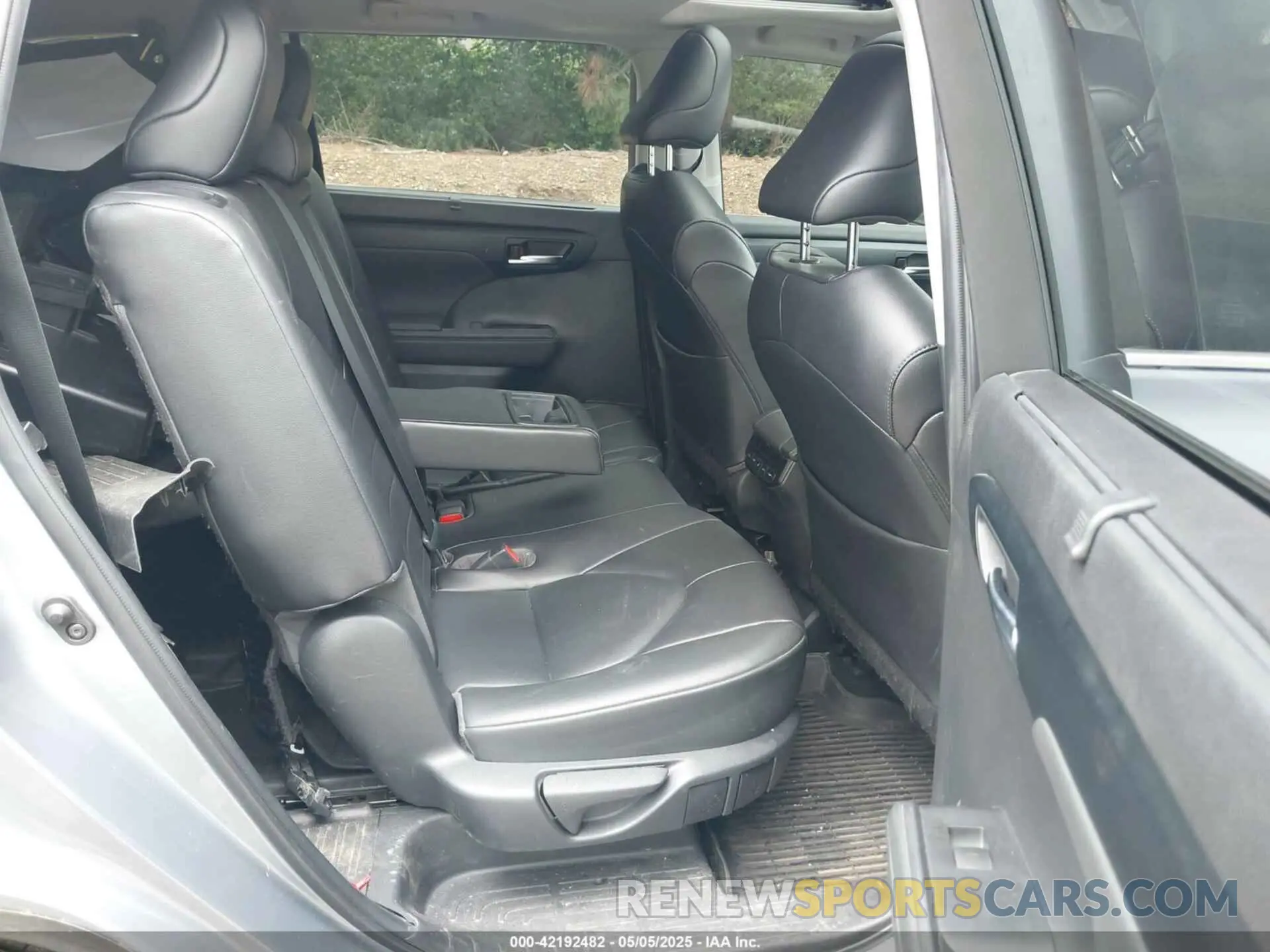 8 fotografías del automóvil dañado 5TDGZRBH5NS235297 TOYOTA HIGHLANDER 2022