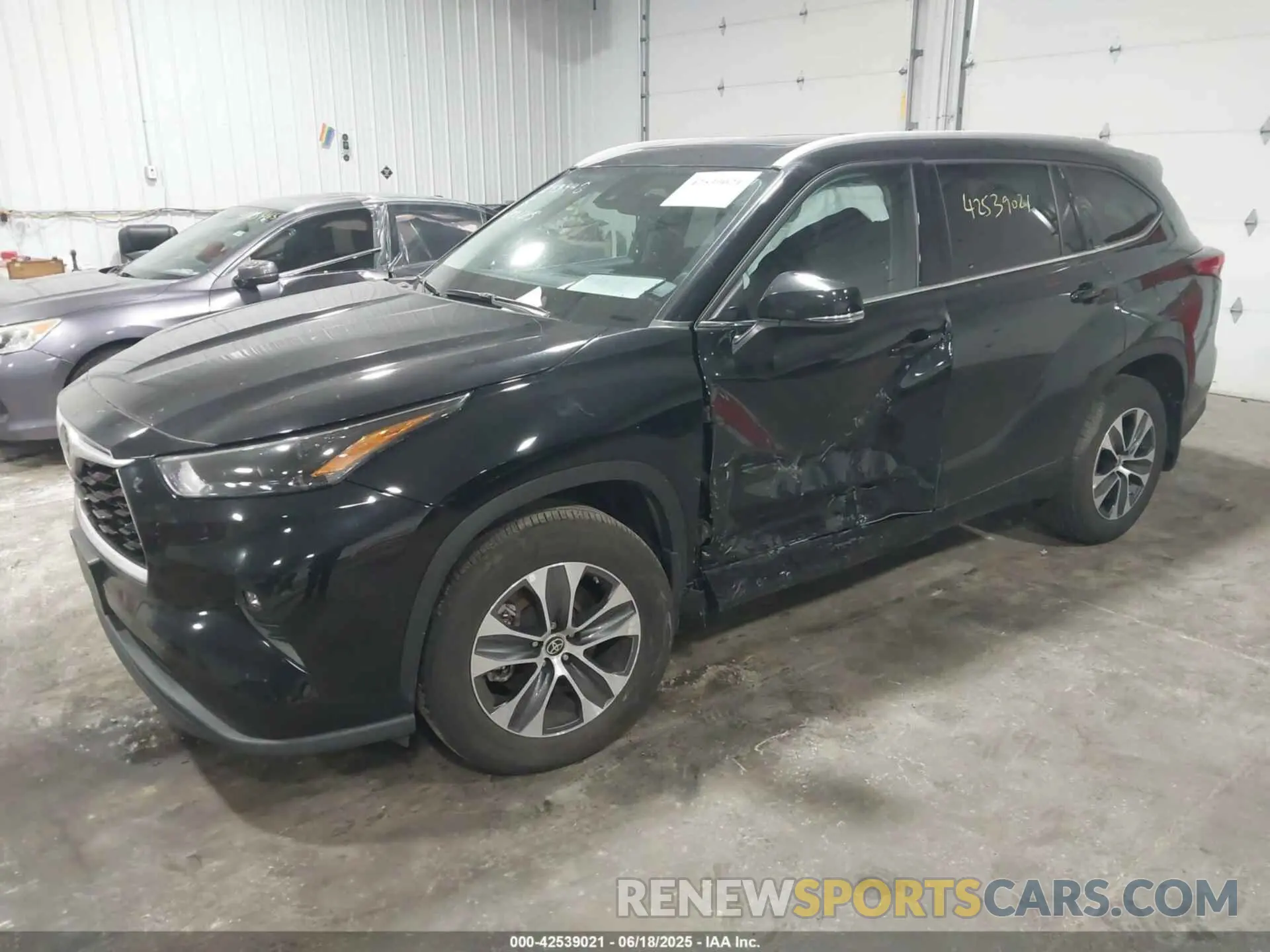 2 fotografías del automóvil dañado 5TDGZRBH8NS252644 TOYOTA HIGHLANDER 2022