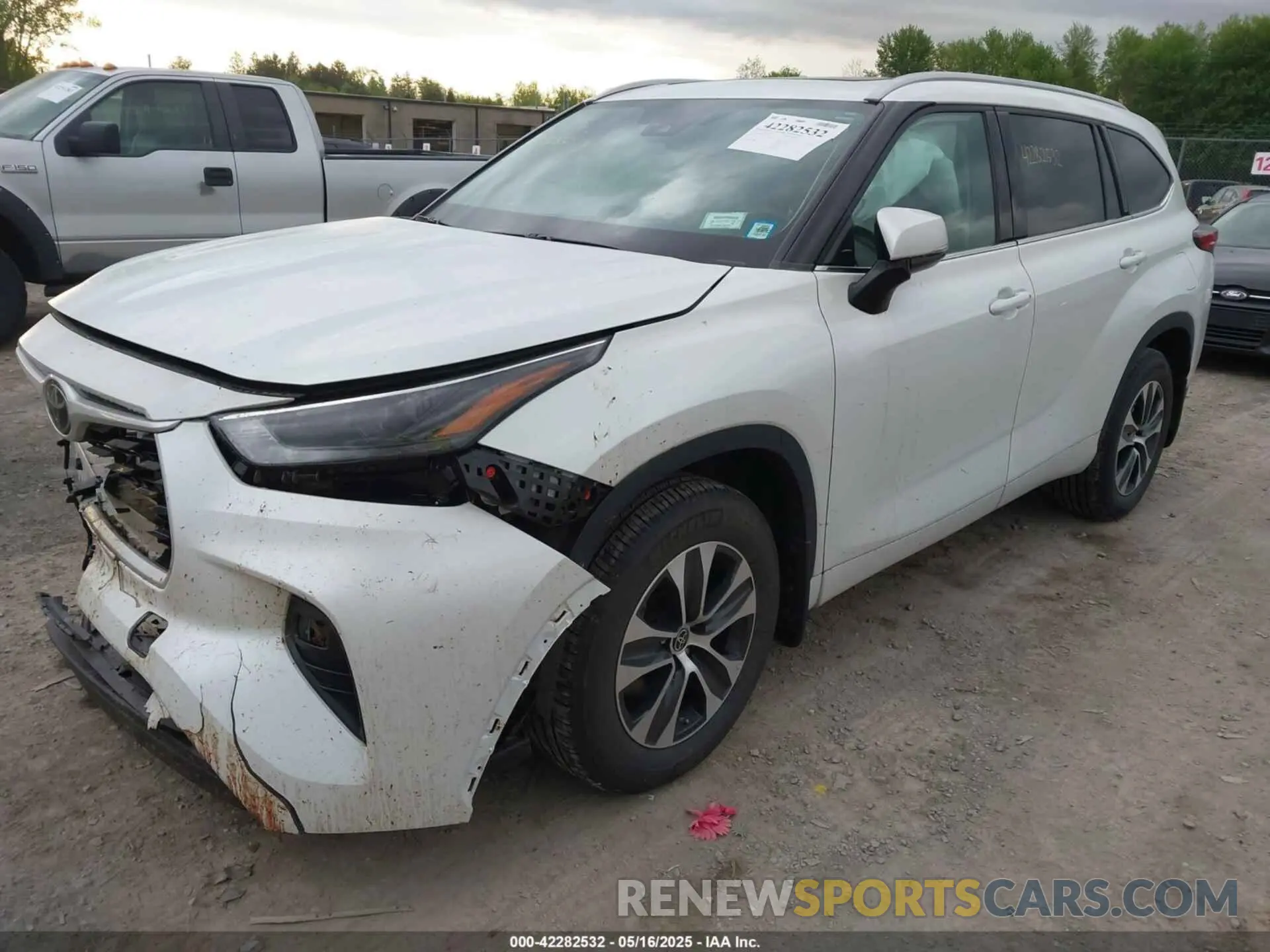 2 fotografías del automóvil dañado 5TDGZRBHXNS178532 TOYOTA HIGHLANDER 2022