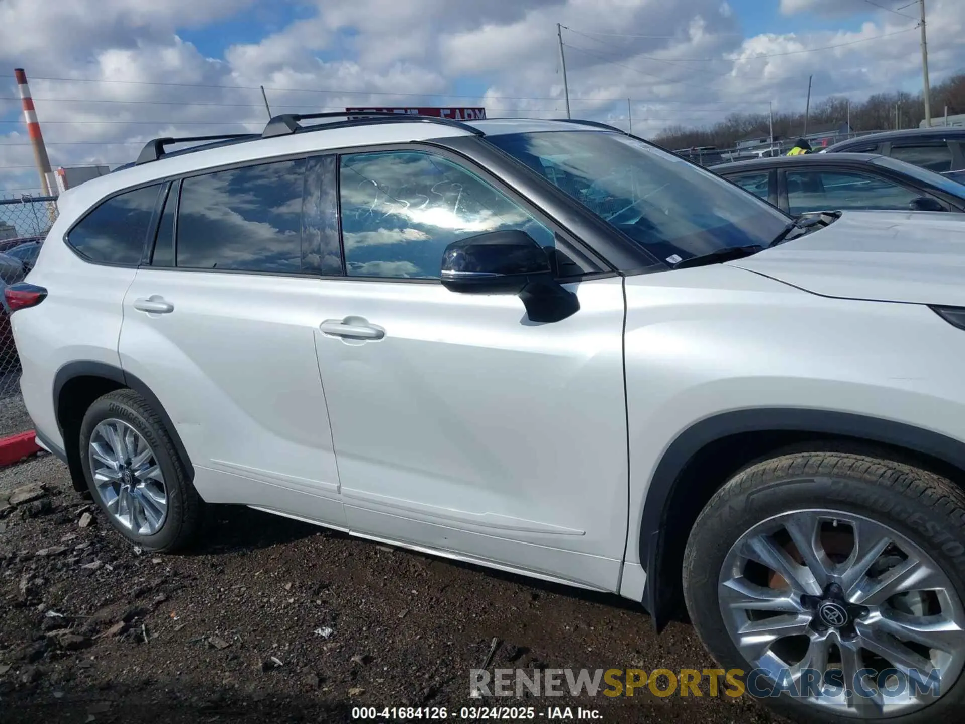 13 fotografías del automóvil dañado 5TDLZRBH0NS235559 TOYOTA HIGHLANDER 2022