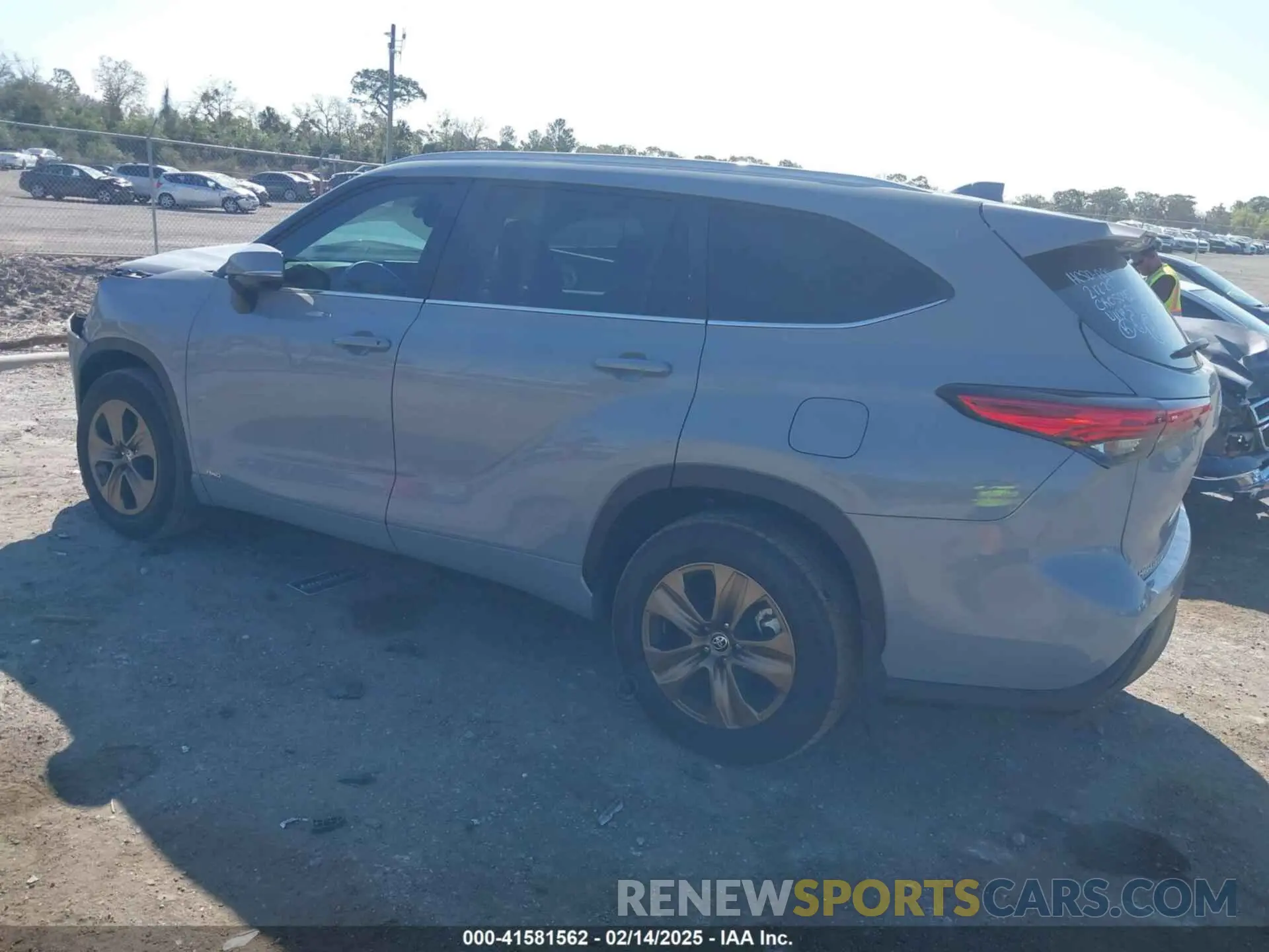 3 fotografías del automóvil dañado 5TDABRCH6PS570094 TOYOTA HIGHLANDER 2023