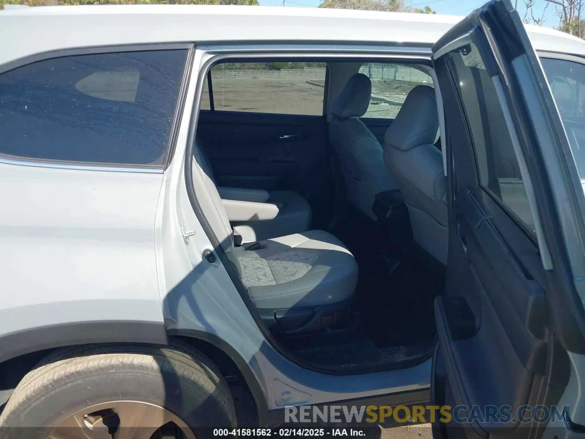 8 fotografías del automóvil dañado 5TDABRCH6PS570094 TOYOTA HIGHLANDER 2023