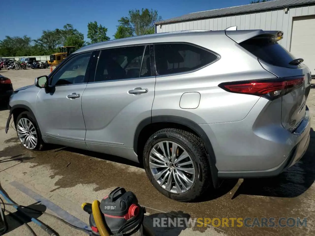 2 fotografías del automóvil dañado 5TDEBRCH9PS123745 TOYOTA HIGHLANDER 2023