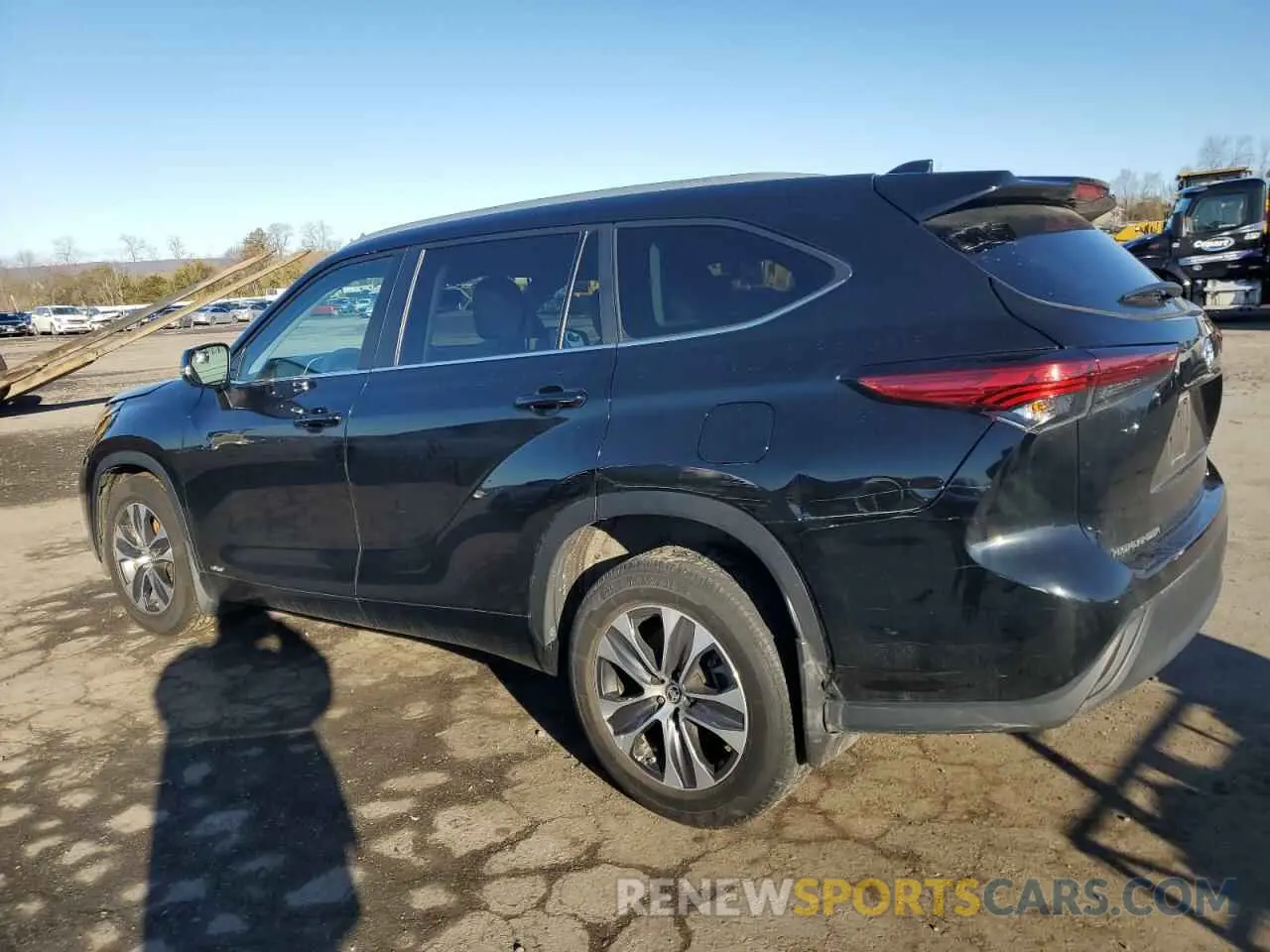 2 fotografías del automóvil dañado 5TDKBRCH2PS120656 TOYOTA HIGHLANDER 2023
