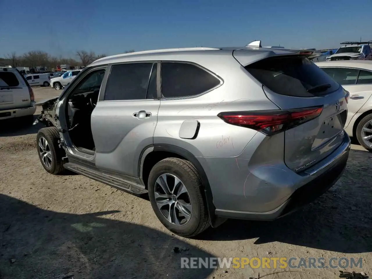 2 fotografías del automóvil dañado 5TDKDRAH3PS011717 TOYOTA HIGHLANDER 2023