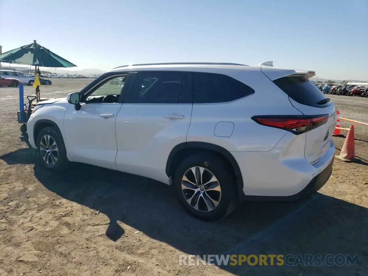 2 fotografías del automóvil dañado 5TDKDRAH4PS006008 TOYOTA HIGHLANDER 2023
