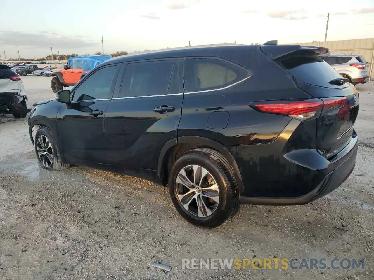 2 fotografías del automóvil dañado 5TDKDRAH5PS513032 TOYOTA HIGHLANDER 2023