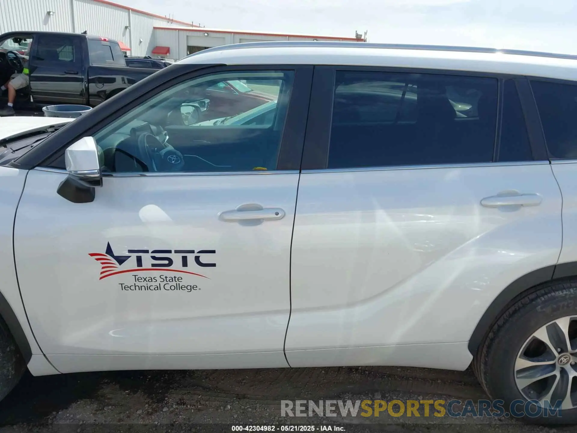14 fotografías del automóvil dañado 5TDKDRAH6PS007743 TOYOTA HIGHLANDER 2023