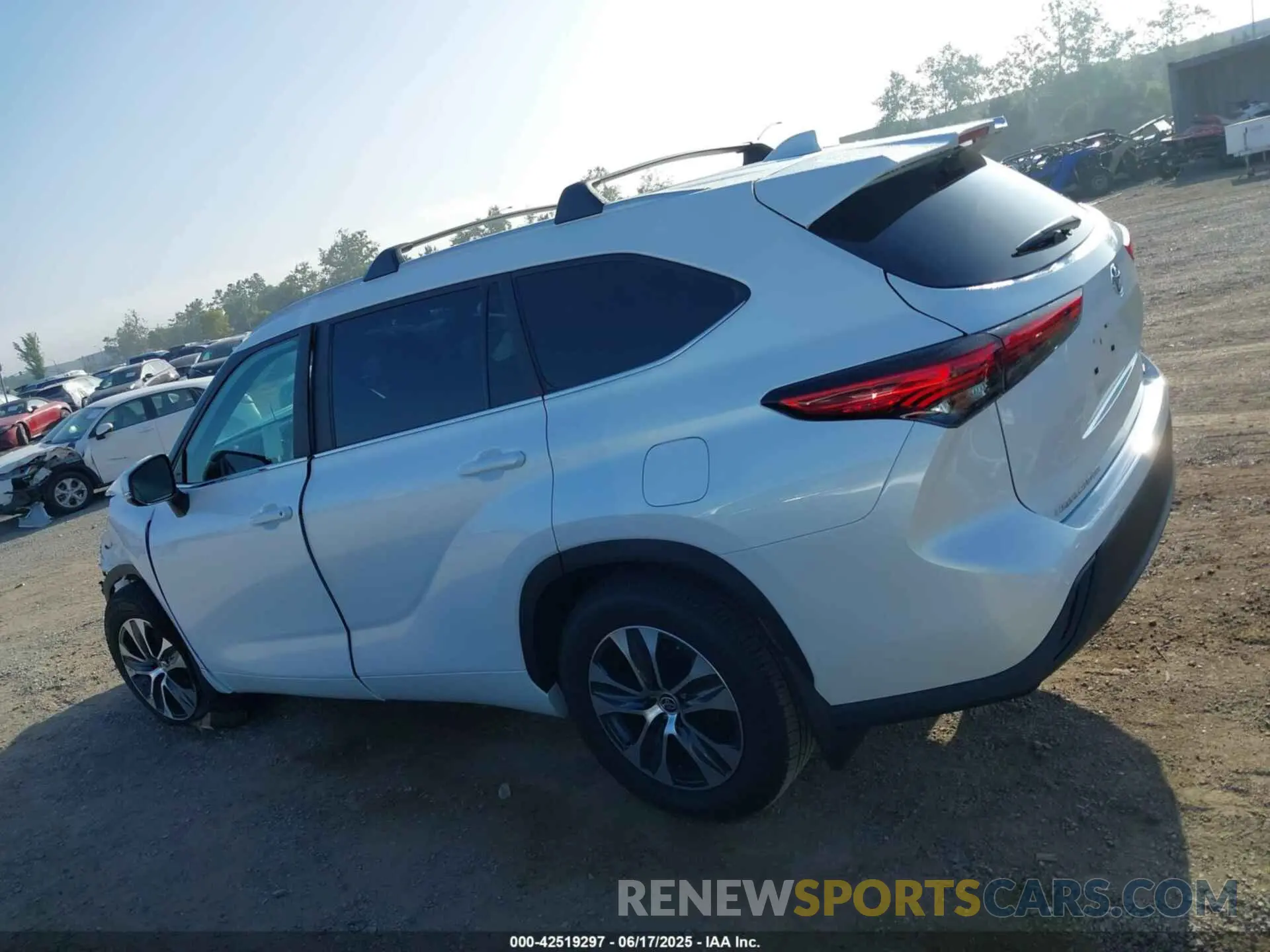 15 fotografías del automóvil dañado 5TDKDRAH7PS519611 TOYOTA HIGHLANDER 2023