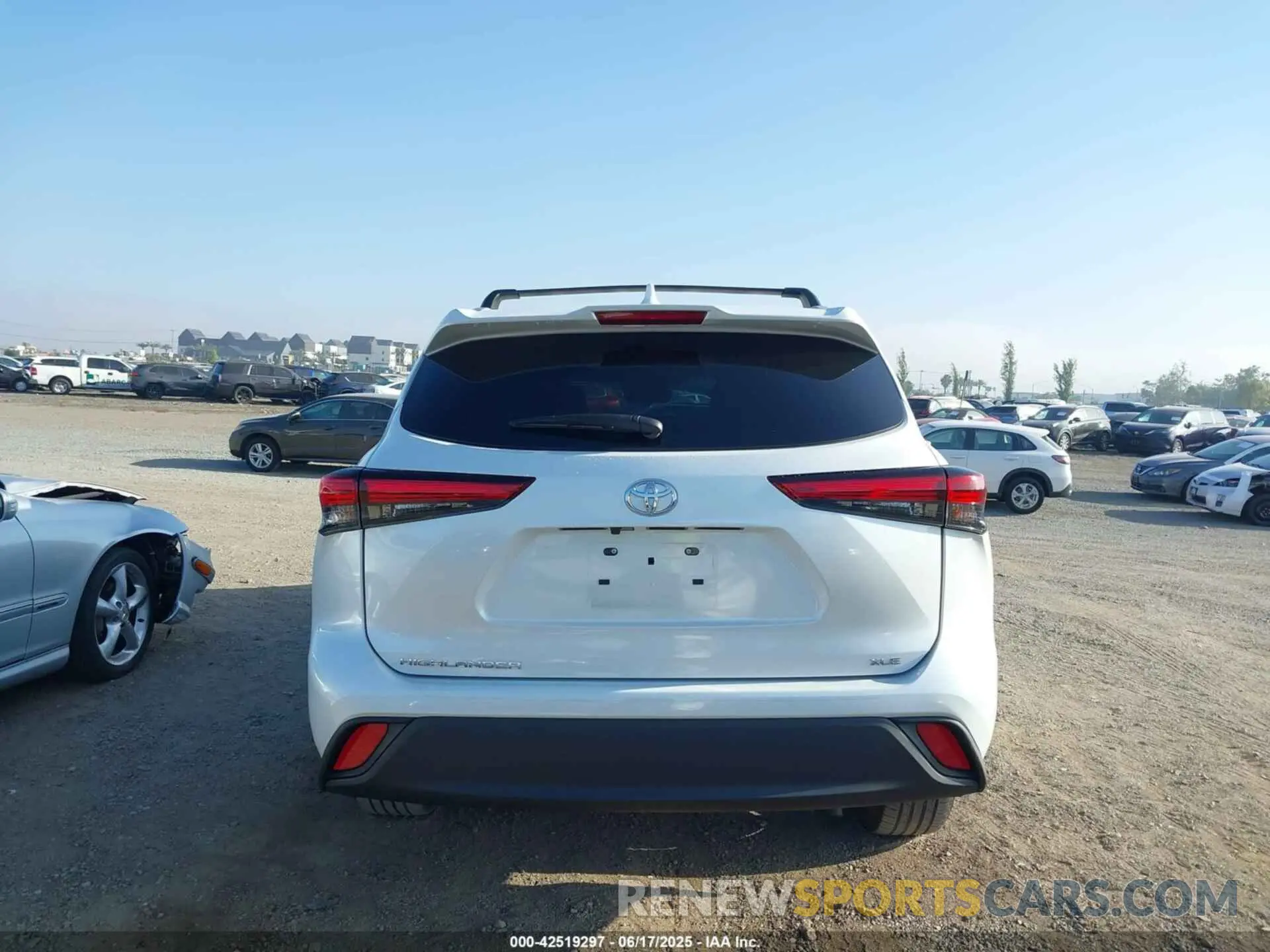 17 fotografías del automóvil dañado 5TDKDRAH7PS519611 TOYOTA HIGHLANDER 2023