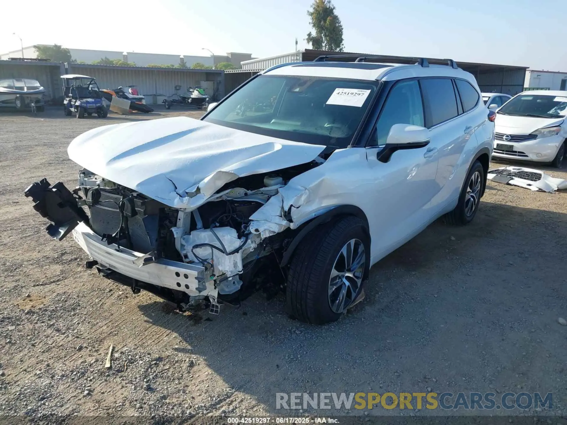 2 fotografías del automóvil dañado 5TDKDRAH7PS519611 TOYOTA HIGHLANDER 2023