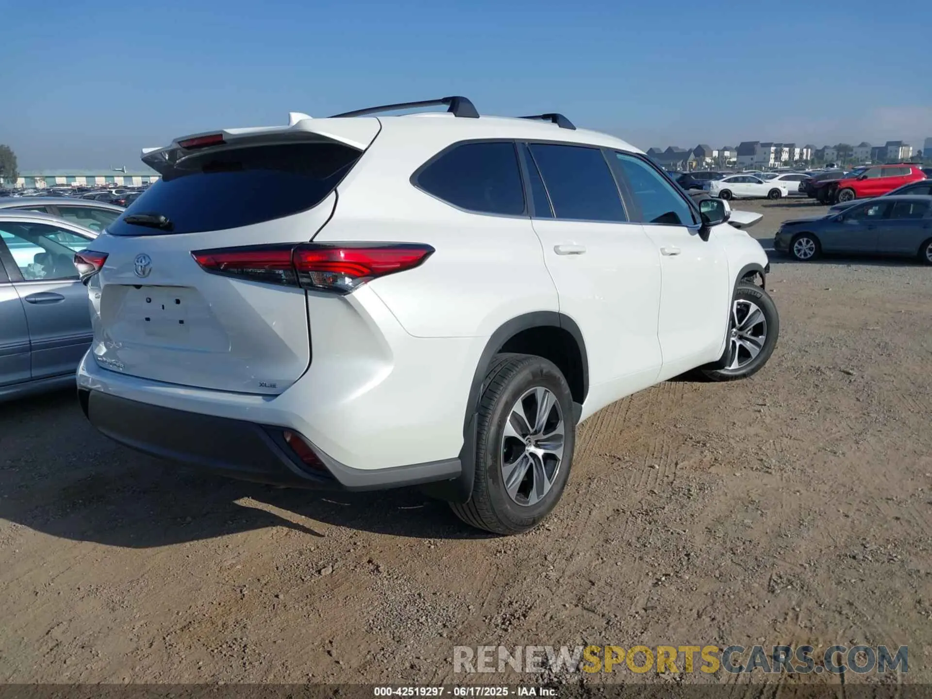 4 fotografías del automóvil dañado 5TDKDRAH7PS519611 TOYOTA HIGHLANDER 2023