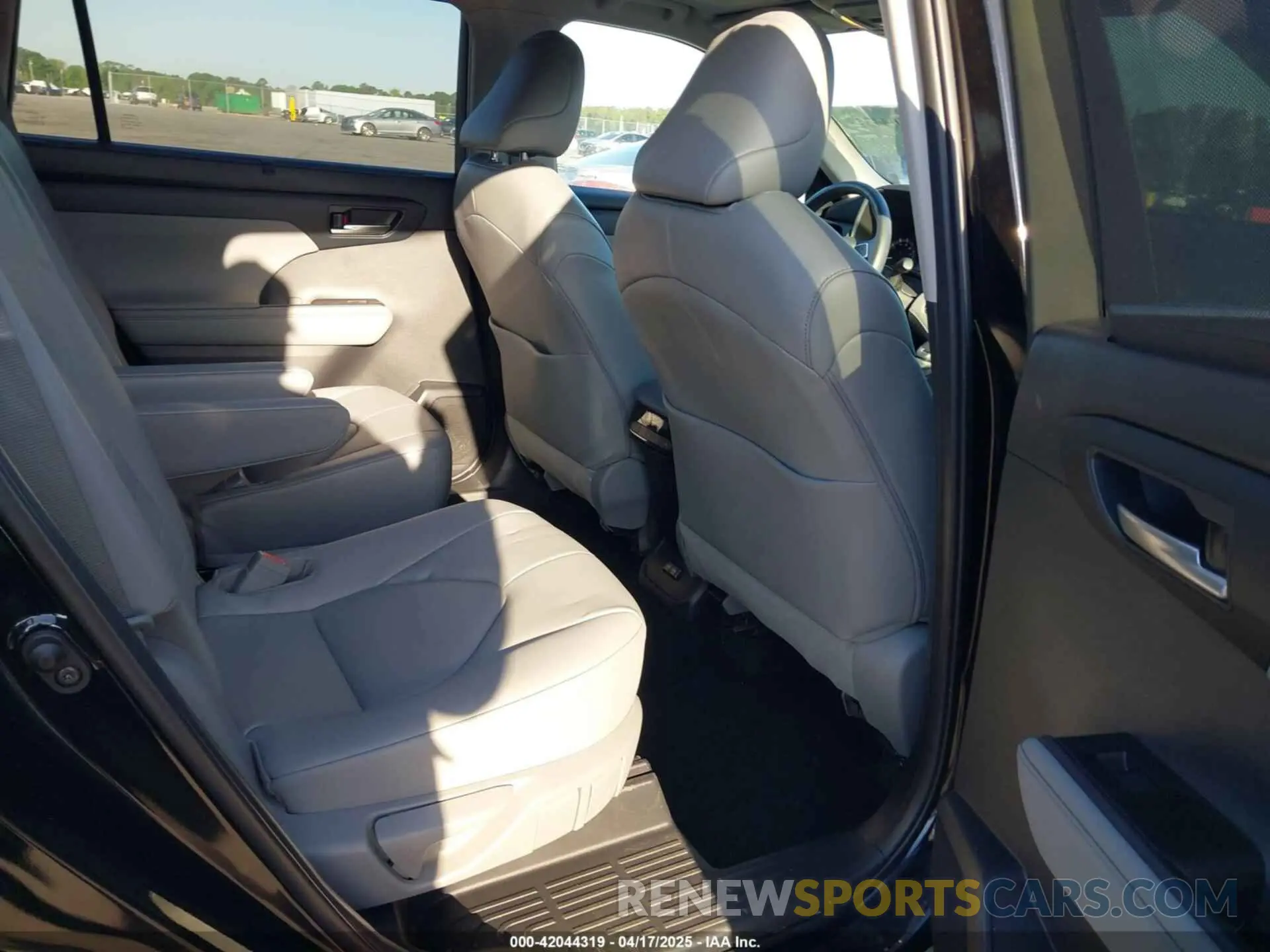 8 fotografías del automóvil dañado 5TDKDRAH7PS525179 TOYOTA HIGHLANDER 2023