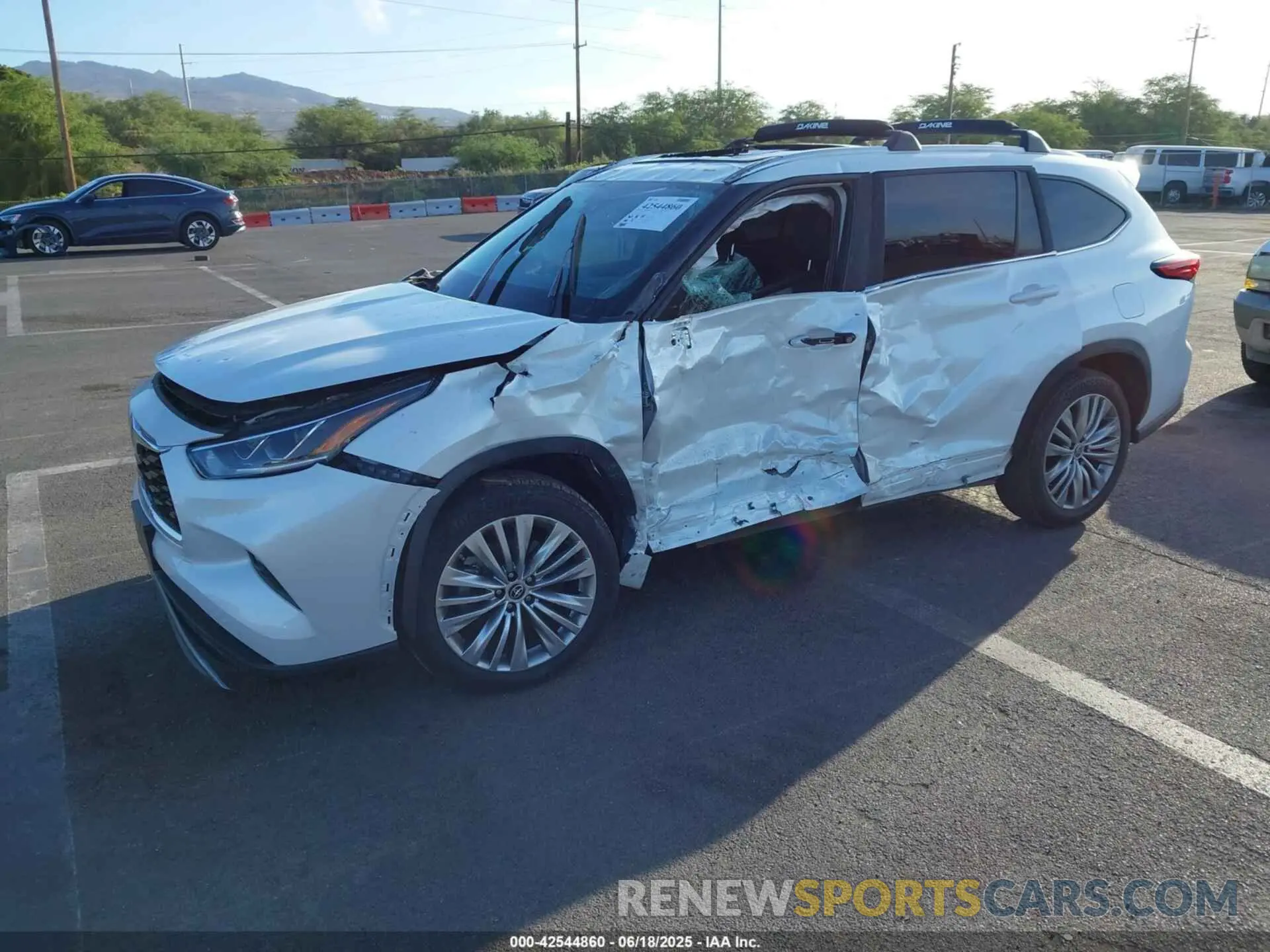 2 fotografías del automóvil dañado 5TDKDRAH8PS009638 TOYOTA HIGHLANDER 2023