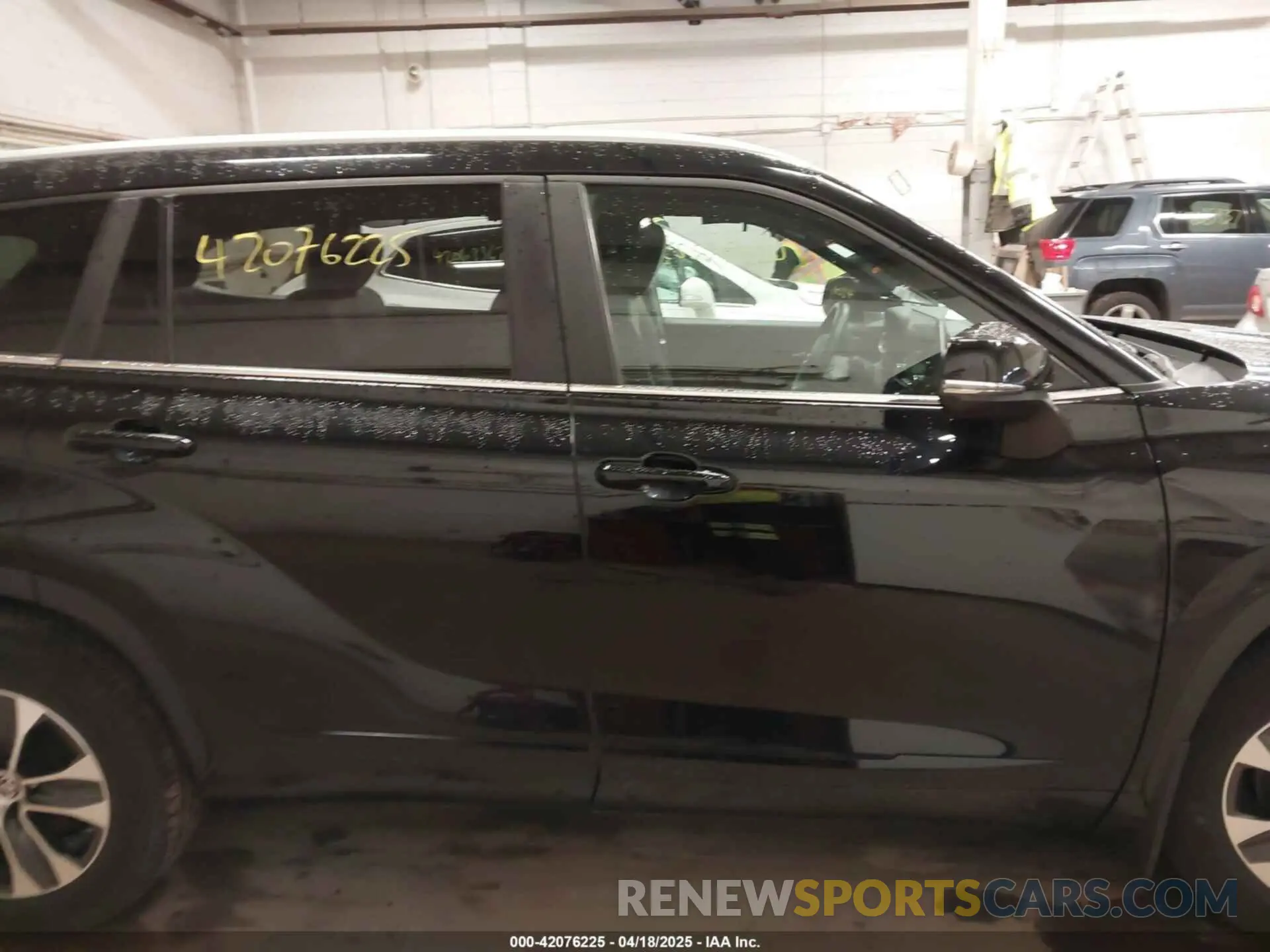 14 fotografías del automóvil dañado 5TDKDRAH8PS020610 TOYOTA HIGHLANDER 2023