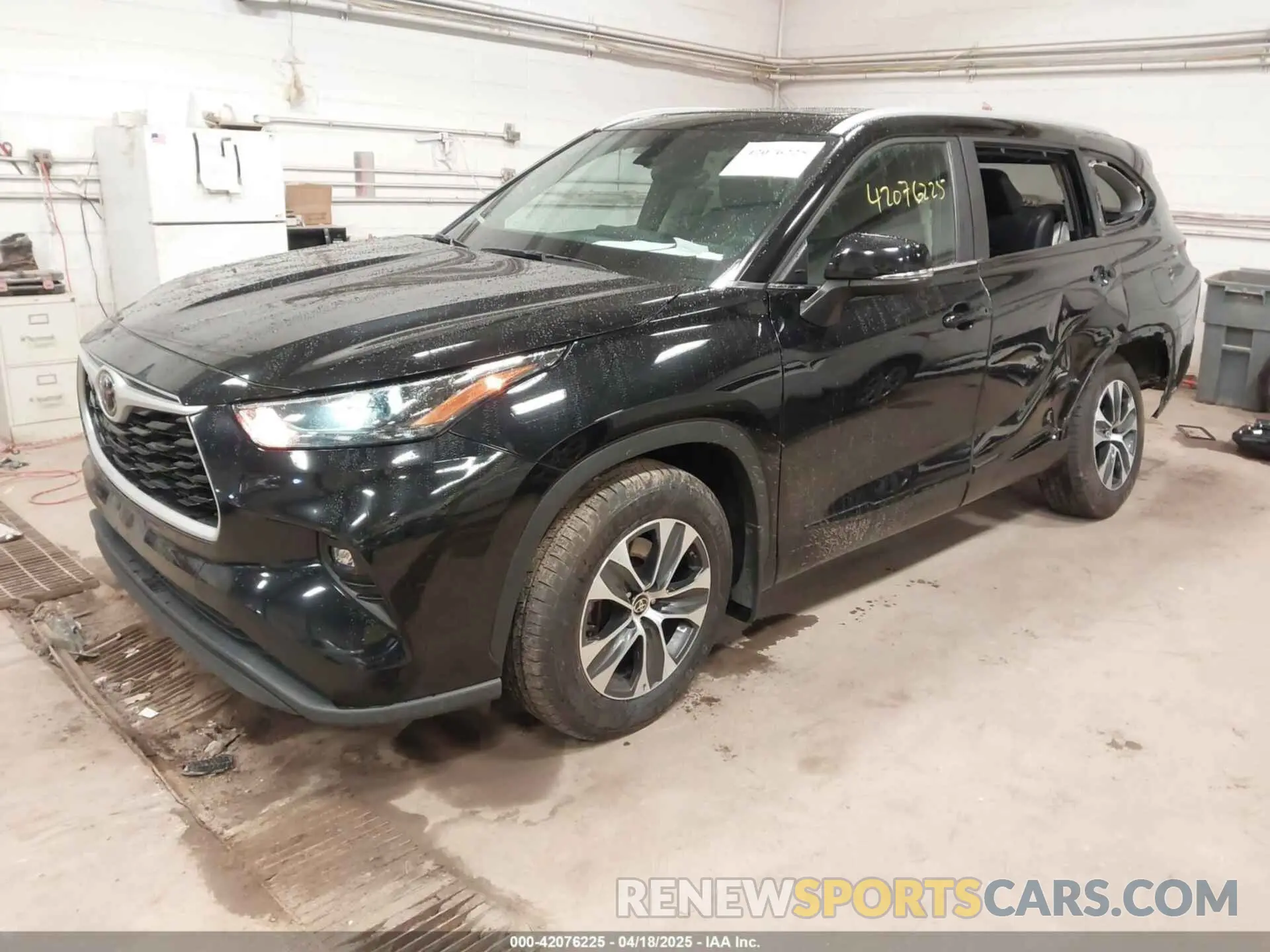 2 fotografías del automóvil dañado 5TDKDRAH8PS020610 TOYOTA HIGHLANDER 2023