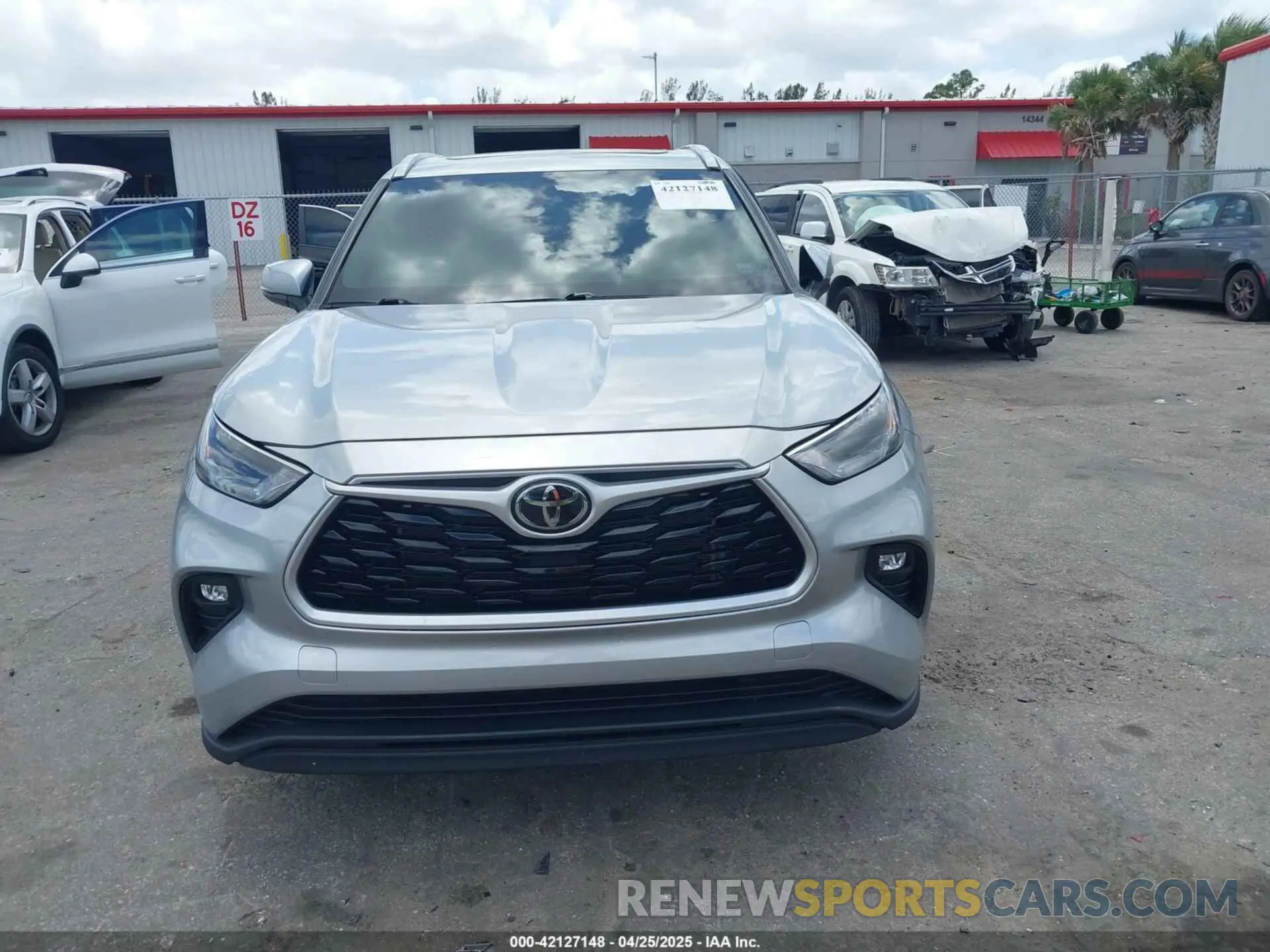 12 fotografías del automóvil dañado 5TDKDRAH9PS504169 TOYOTA HIGHLANDER 2023